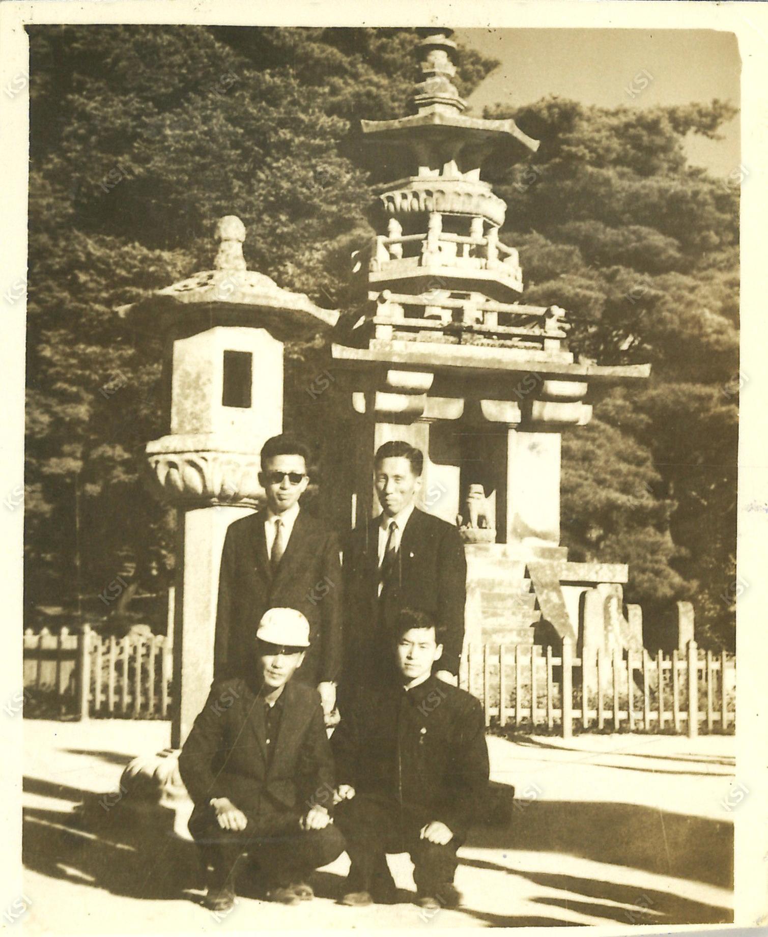 1971년 경주 불국사 다보탑 앞에서