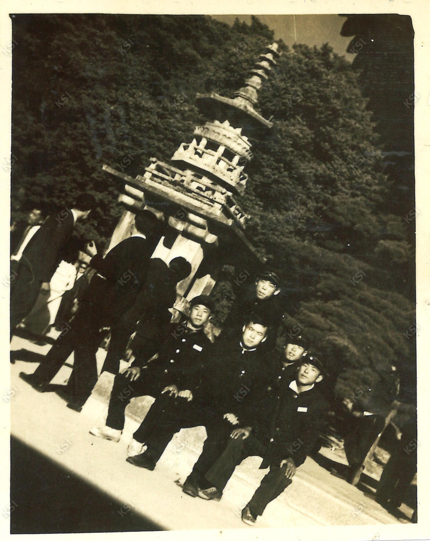 1971년 경주 불국사 다보탑 앞에서