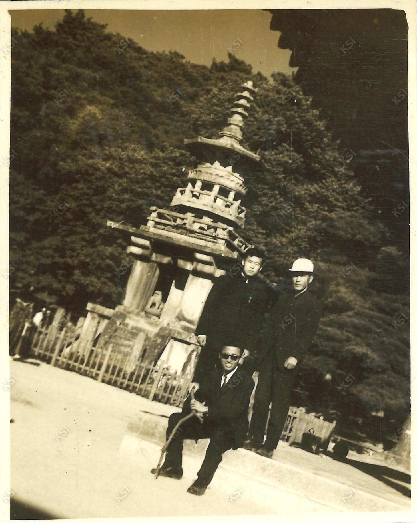 1971년 경주 불국사 다보탑 앞에서