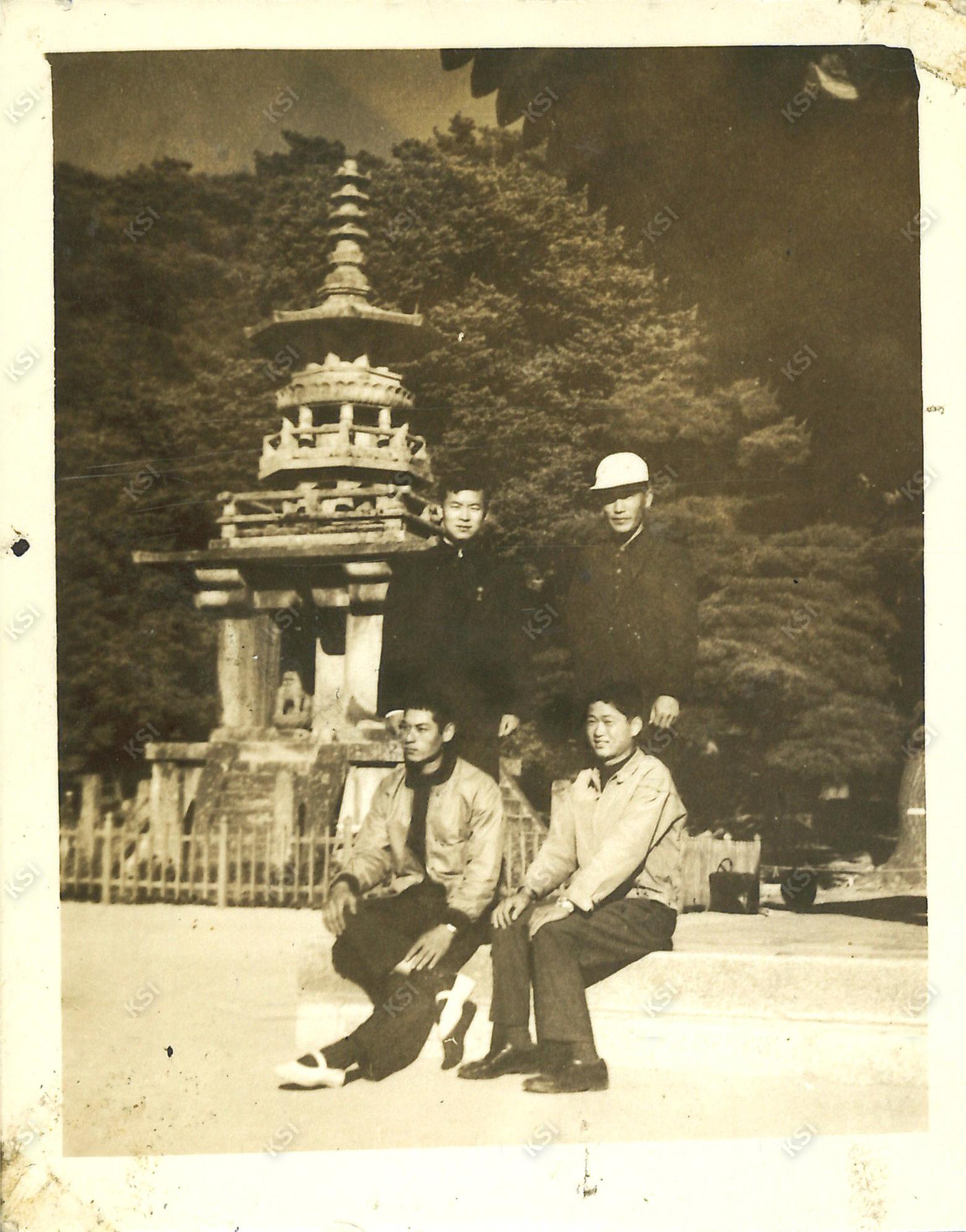 1971년 경주 불국사 다보탑 앞에서