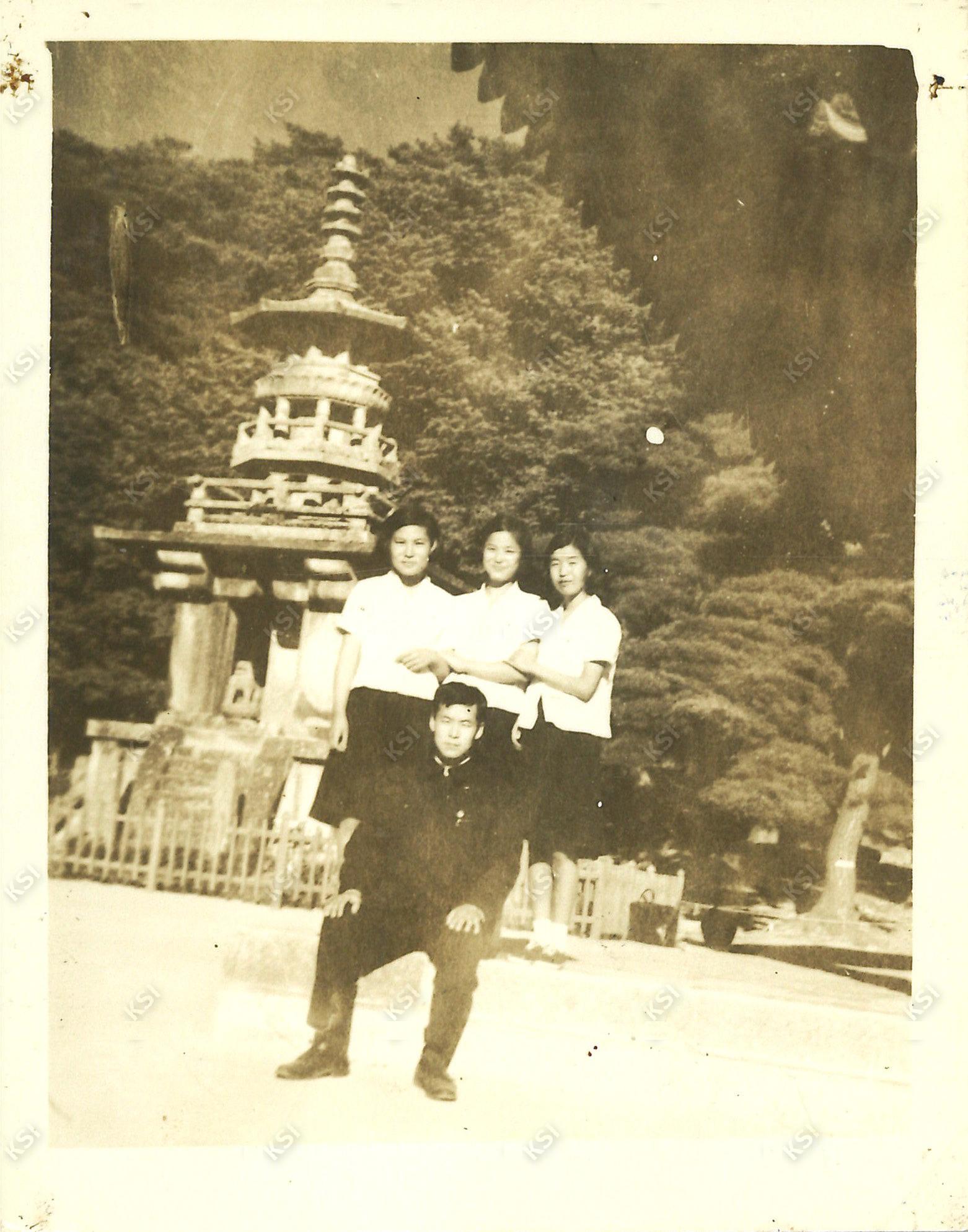 1971년 경주 불국사 다보탑 앞에서
