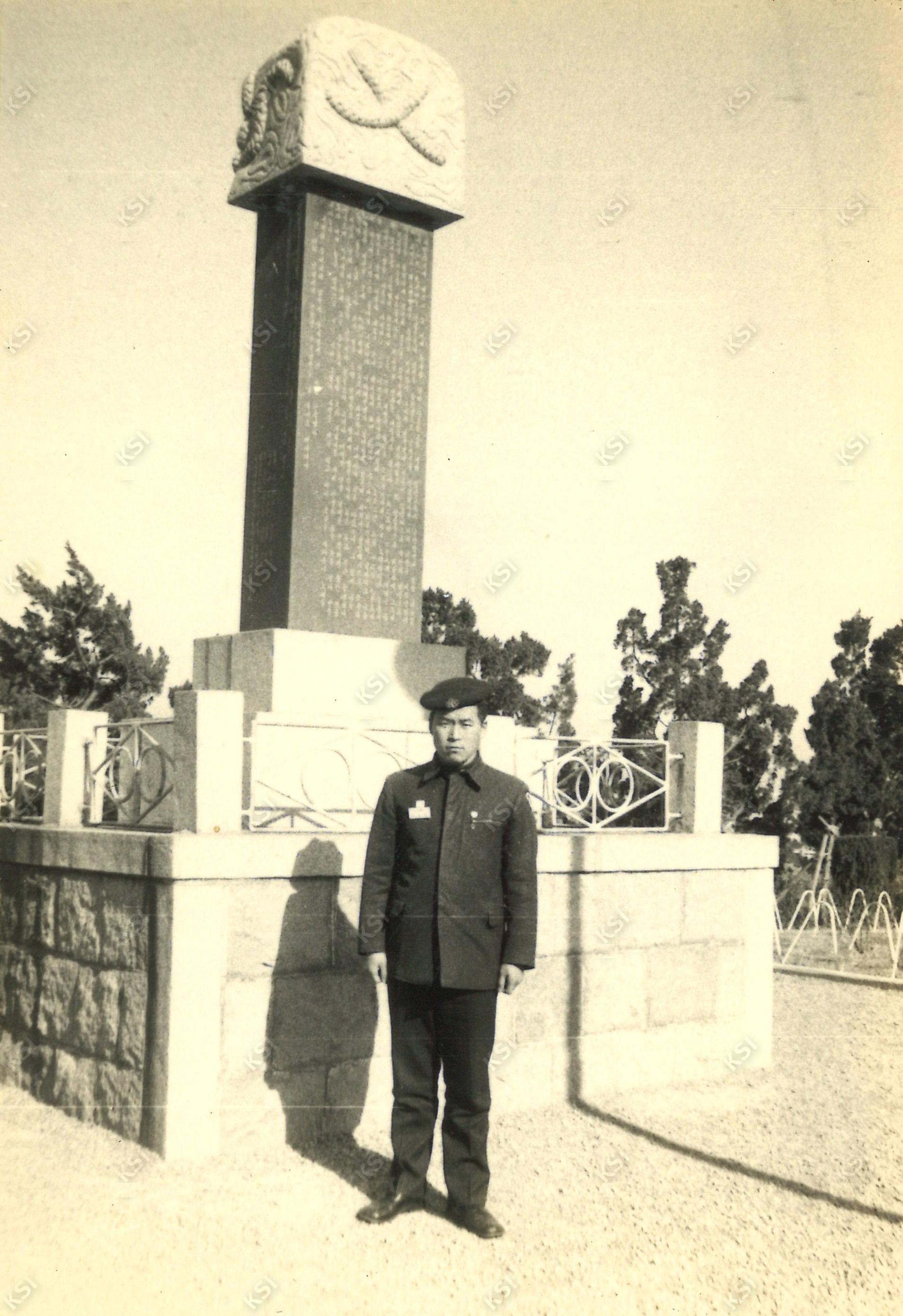 1972년 1월 대구 달성공원 독립지사 기념비 앞에서