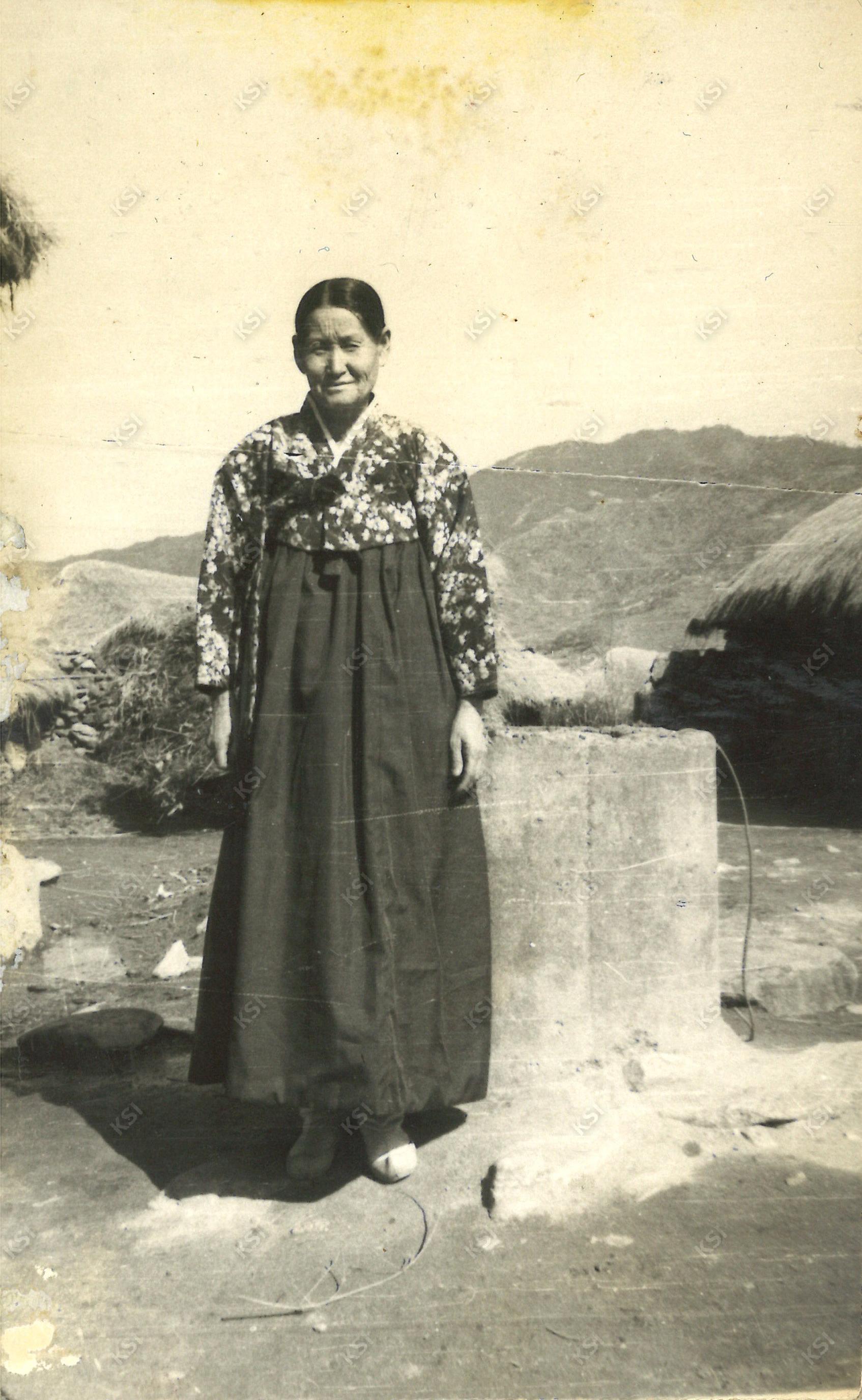 1972년 가을 우물 옆에 선 어머니