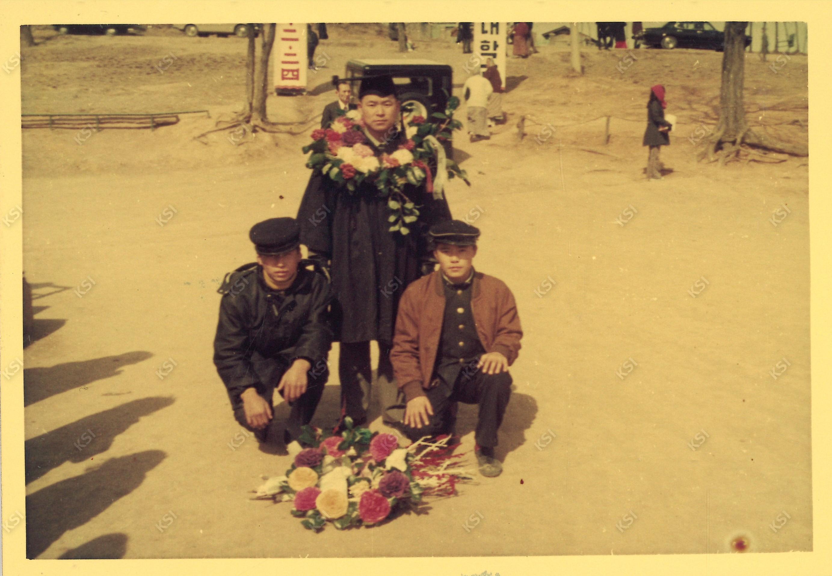 1973년 2월 경북대학교 졸업식