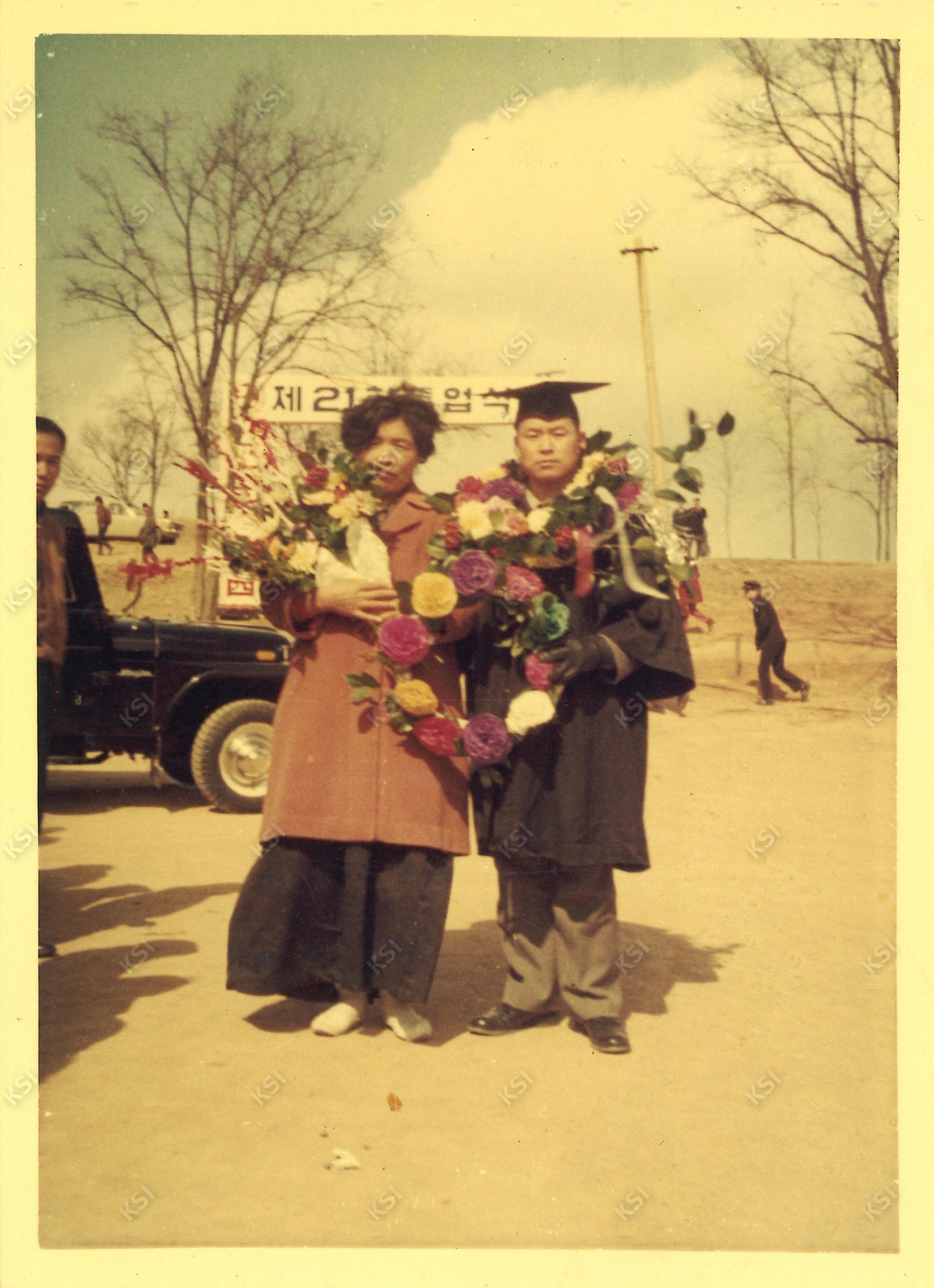 1973년 2월 경북대학교 졸업식