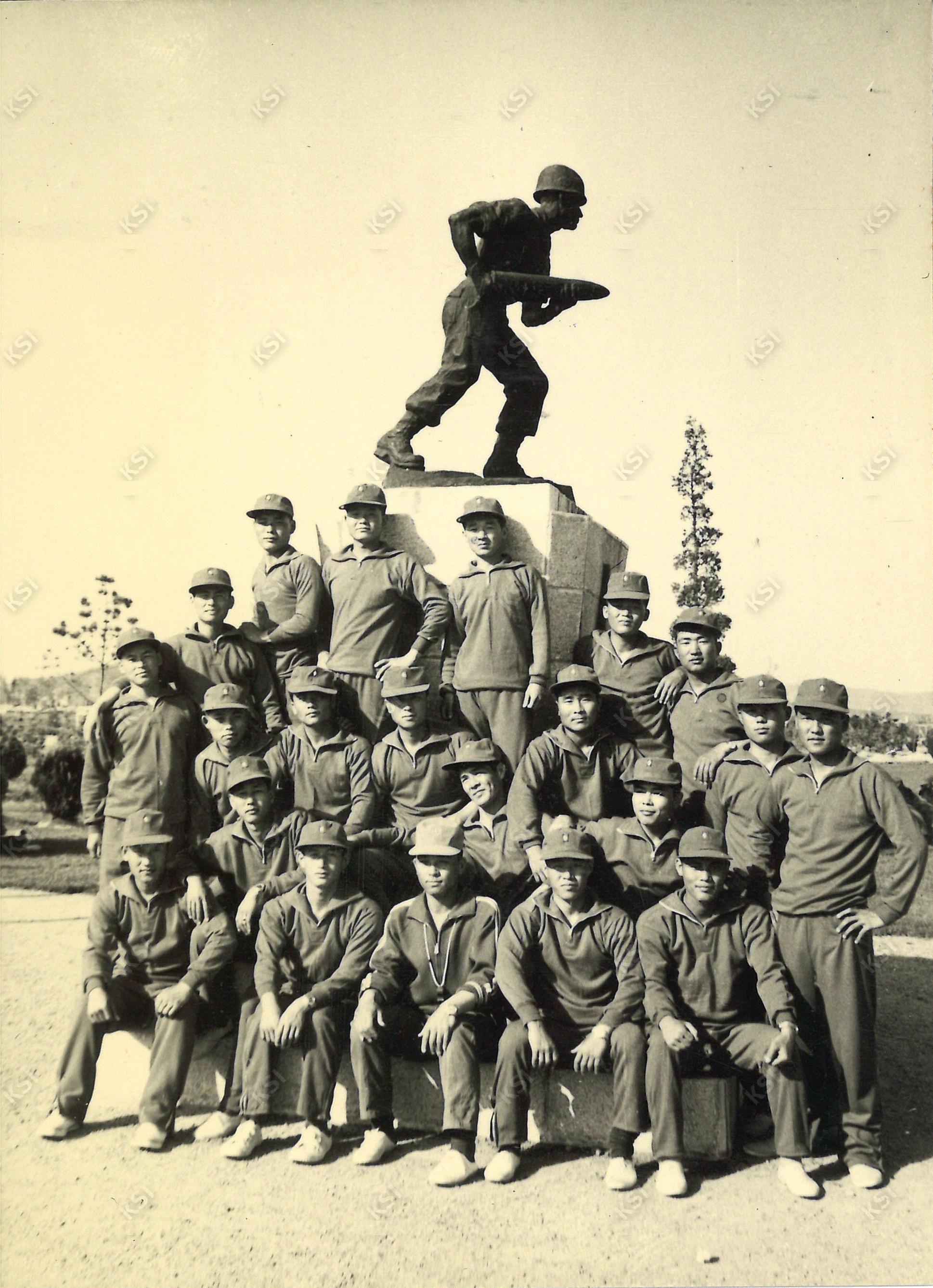 1973년 4월 29일 포병학교 포병병사 동상 앞에서