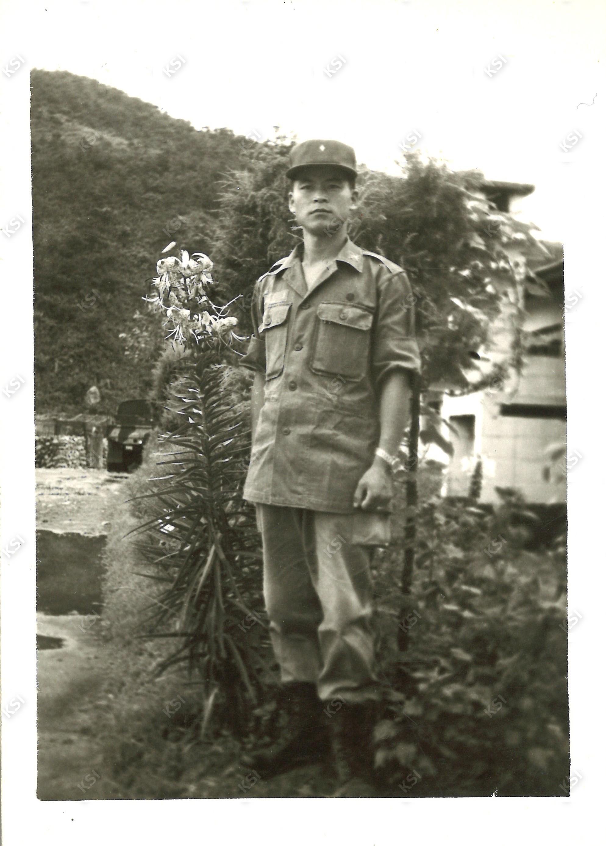 1973년 8월 2일 군대 막사 뒤에서