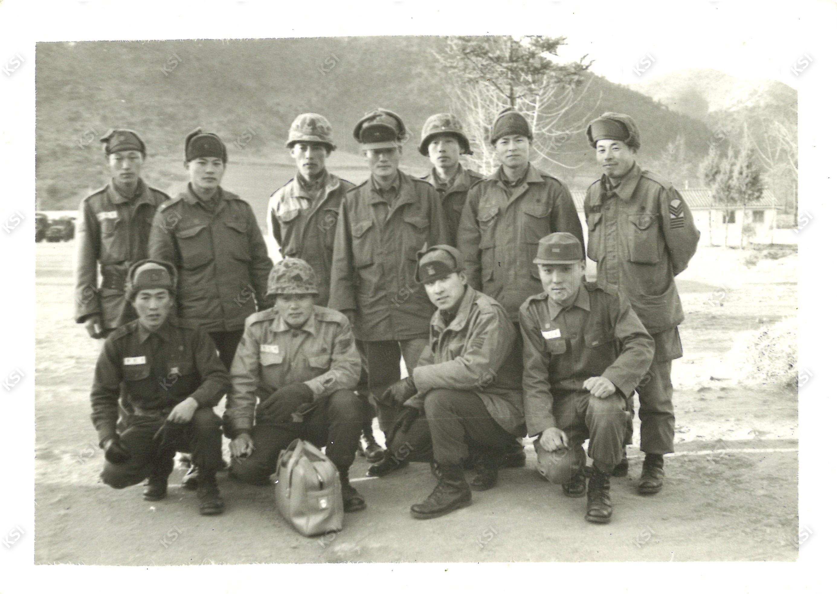 1973년 12월 12일 부대 사람들과