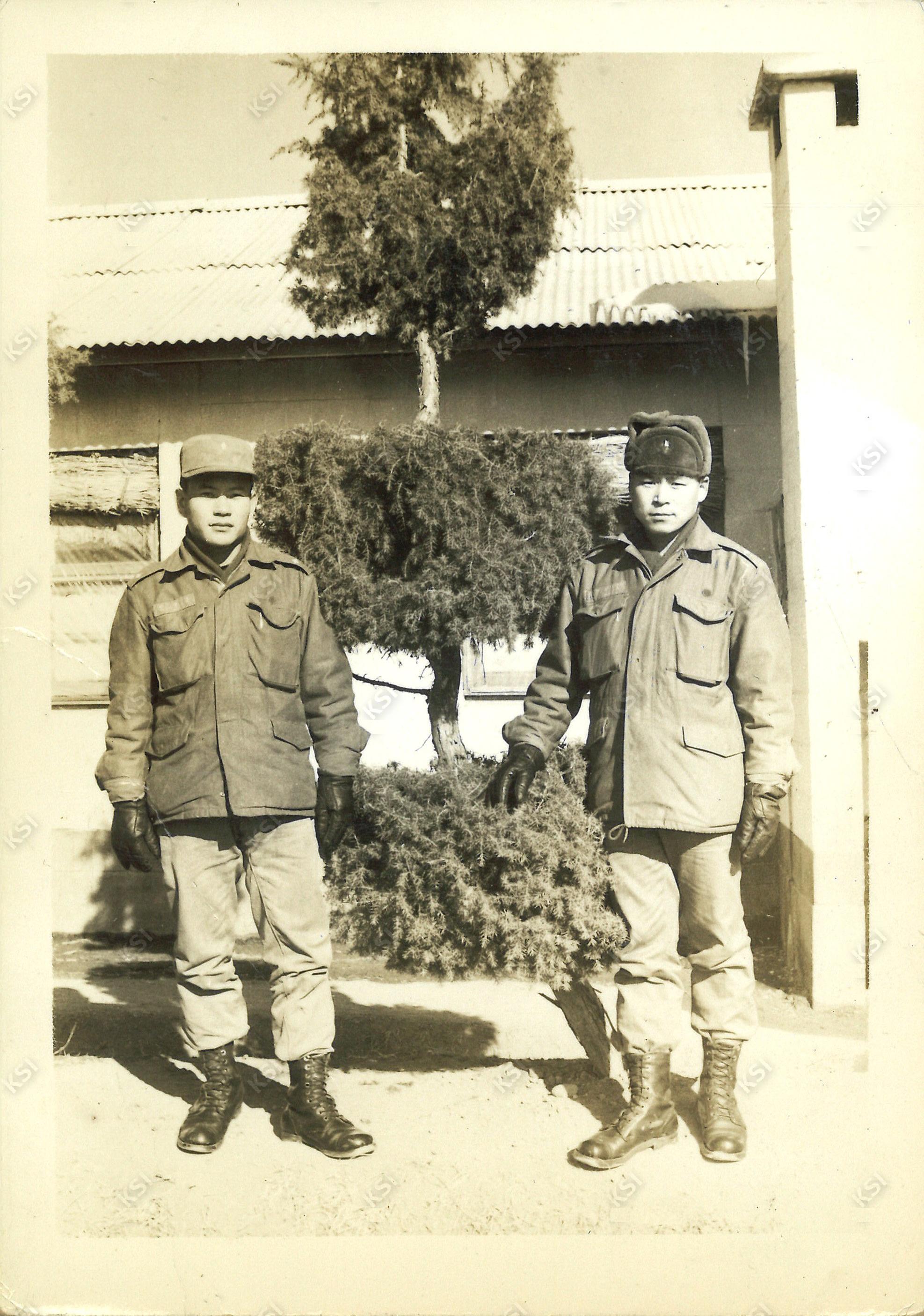 1974년 2월 소위 안철옥과 함께