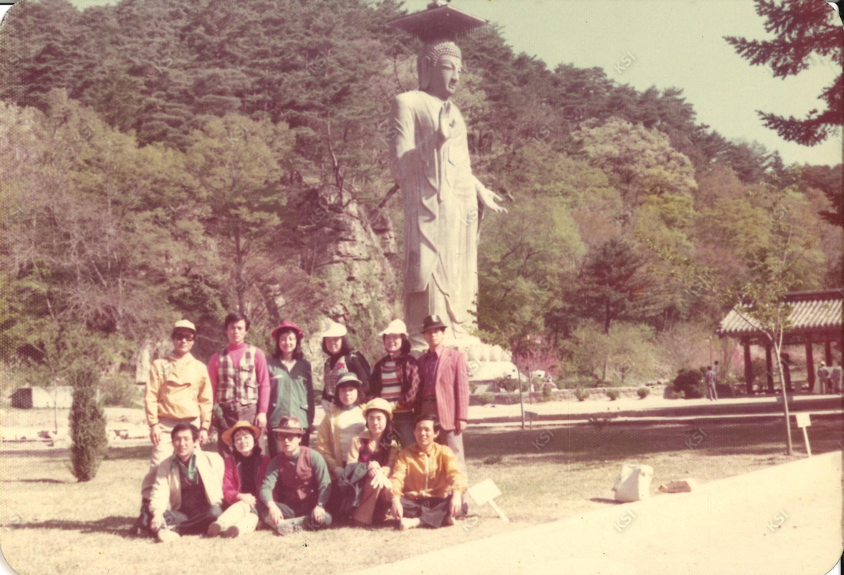 1976년 5월 9일 충북 보은군 법주사 미륵불 앞에서