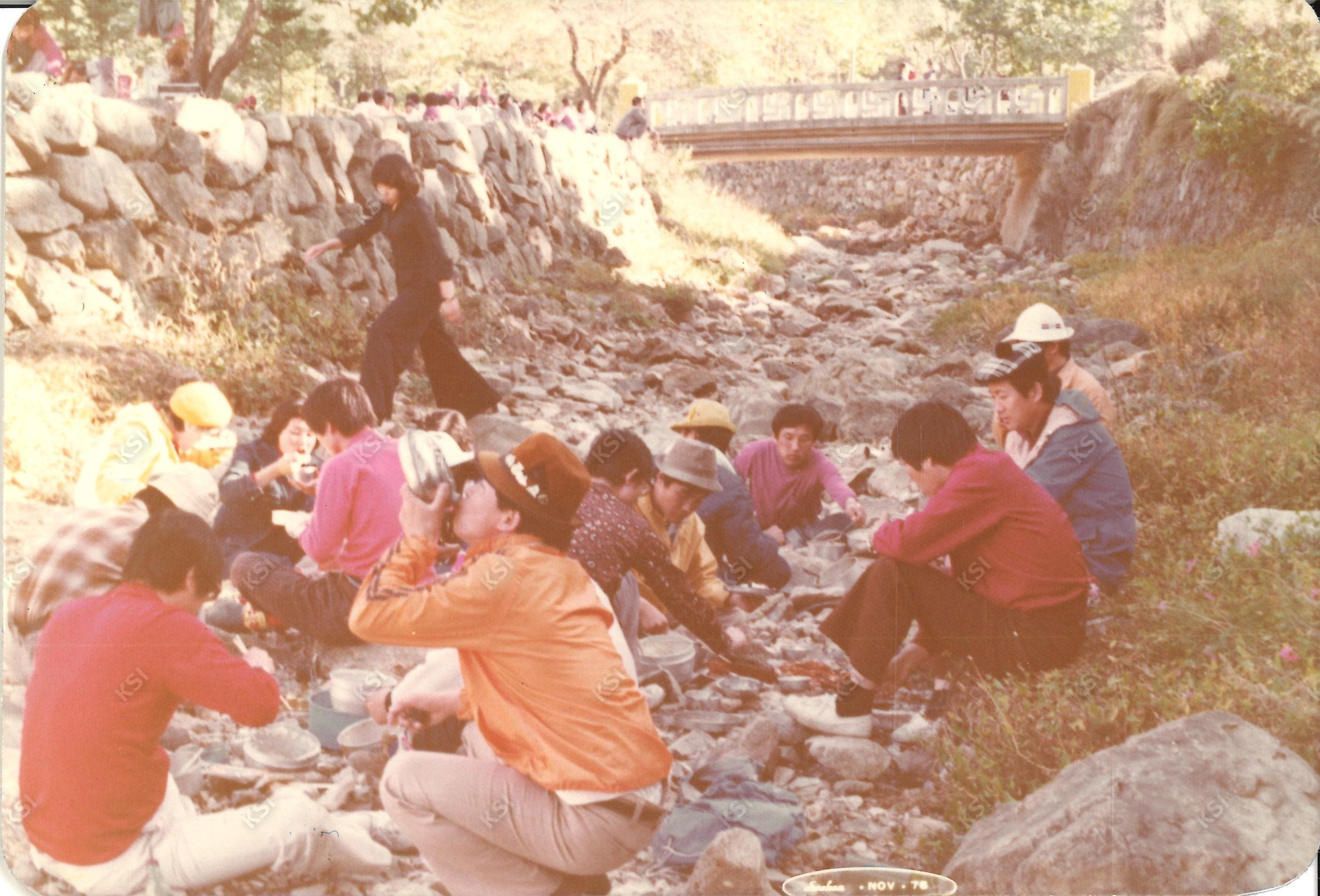 1976년 10월 18일 속리산 산행 길에 점심시간