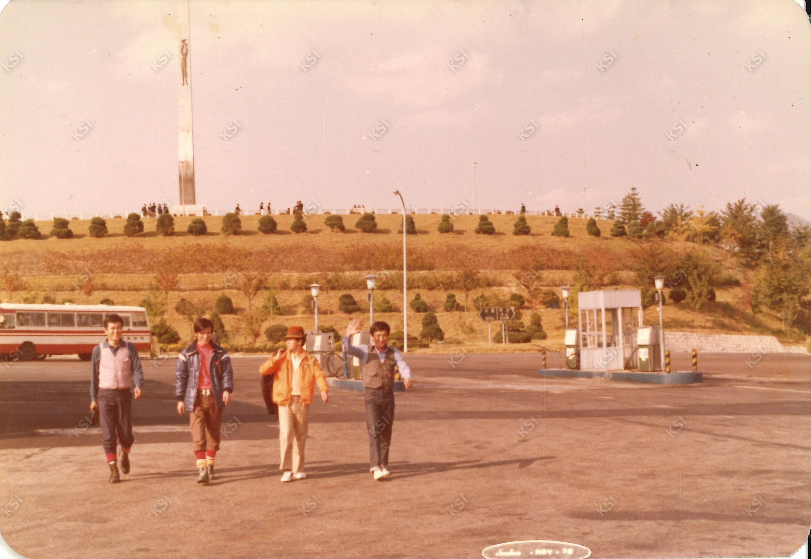 1976년 10월 18일 추풍령 휴게소의 경부고속도로 준공기념탑을 배경으로