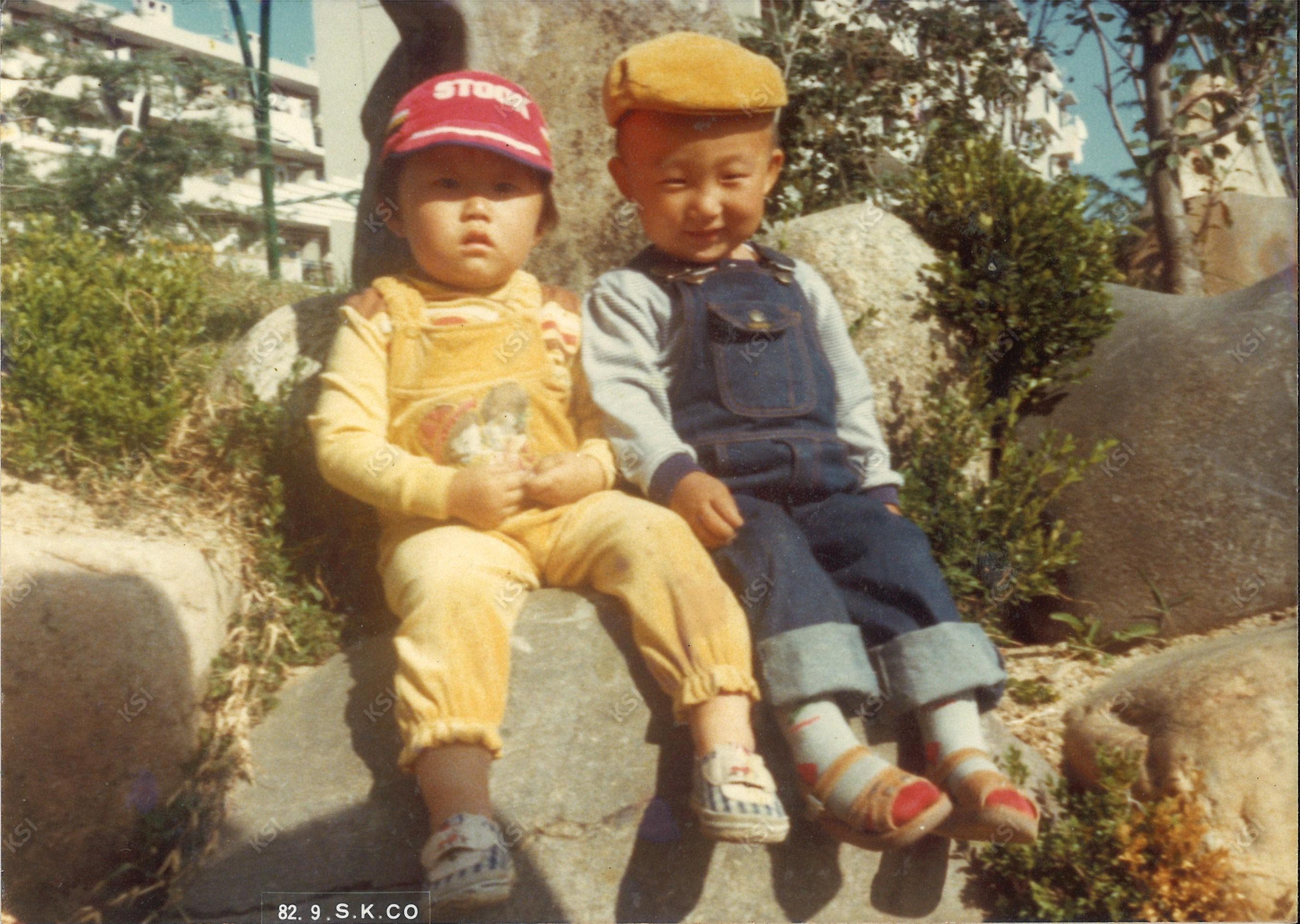 1983년 용상동 1주공 아파트 앞 화단에서