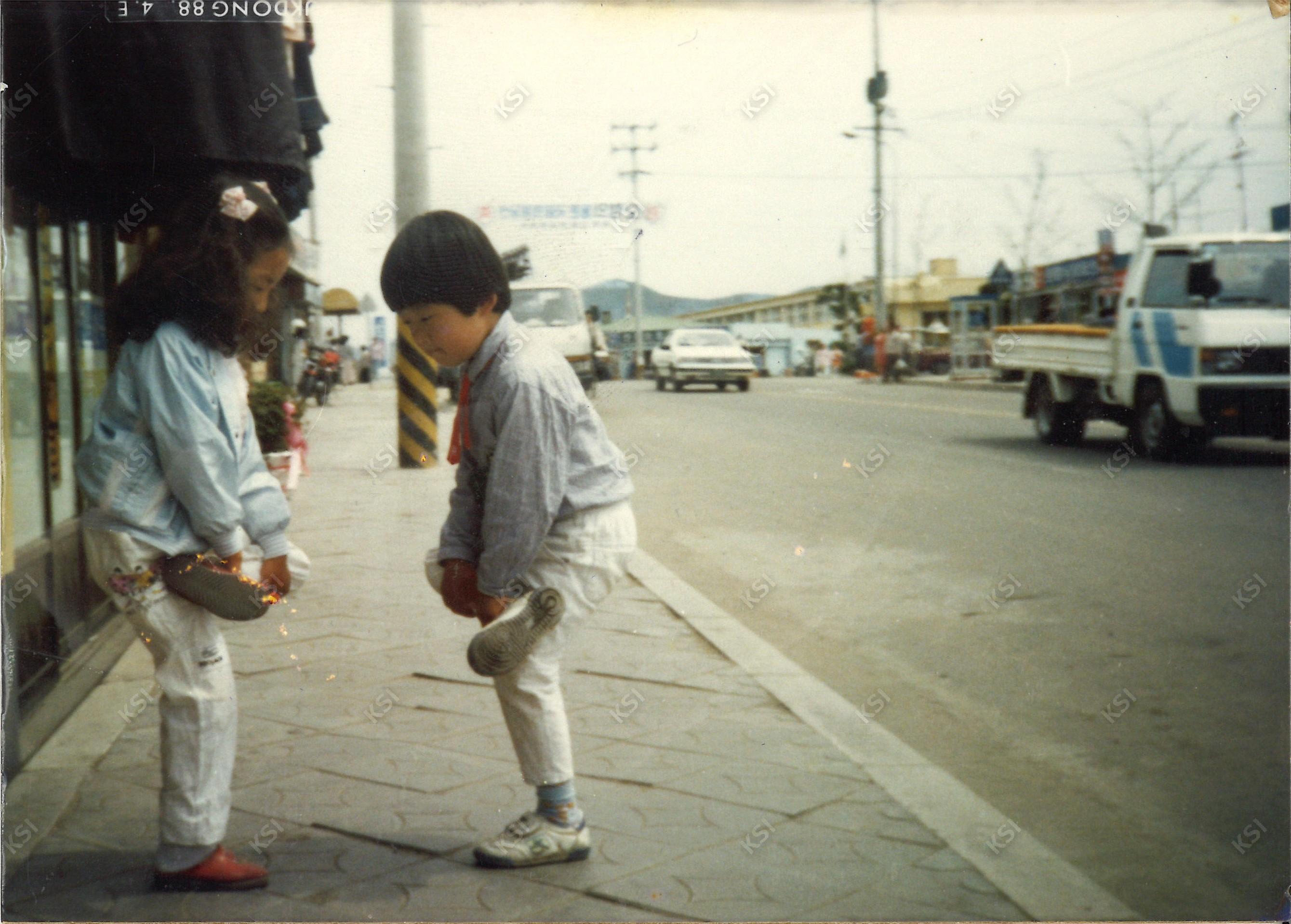 1988년 4월 용상시장 건너편 경북세탁소 앞에서