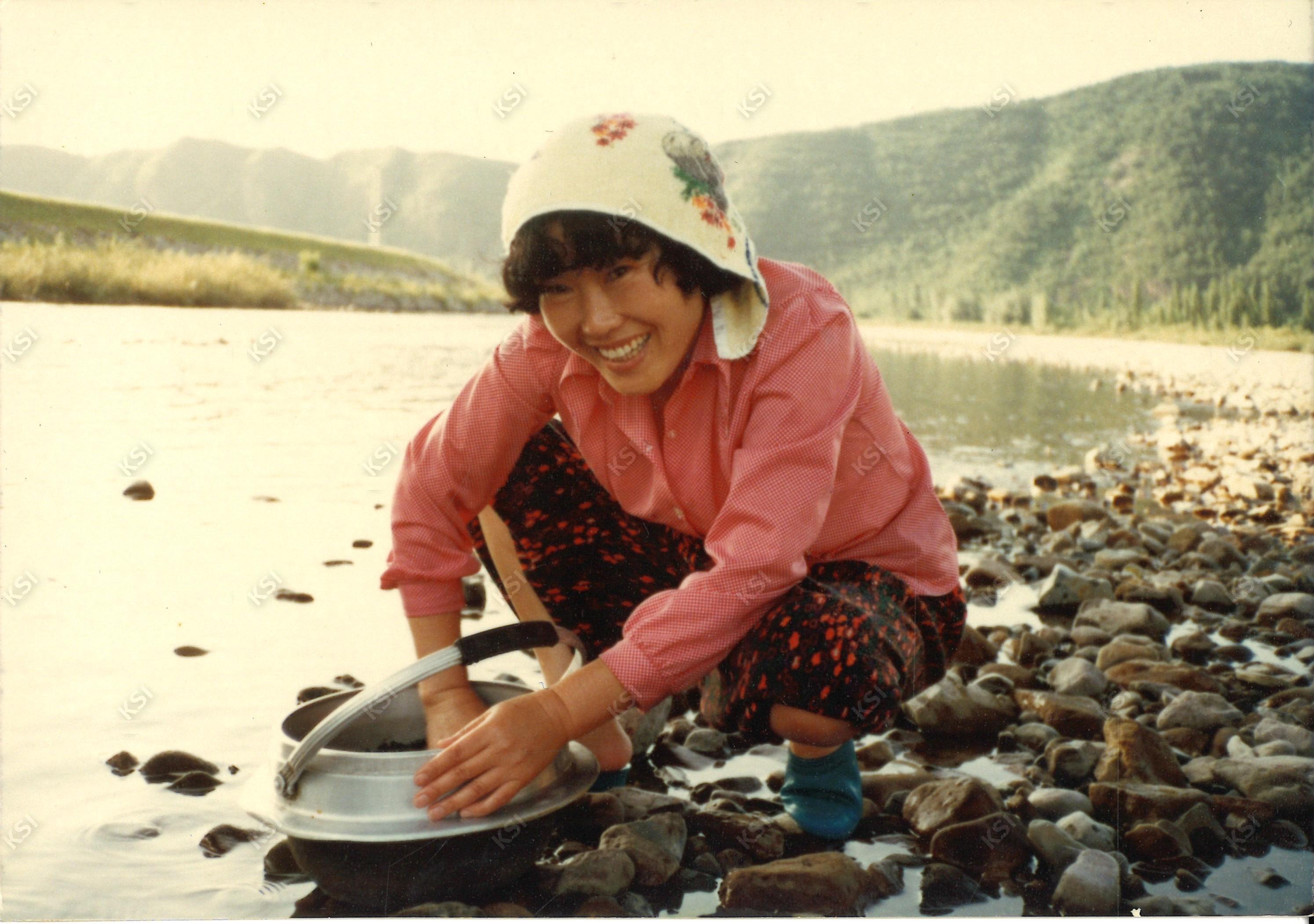 1970년대 용상 인도교 밑 강가에서