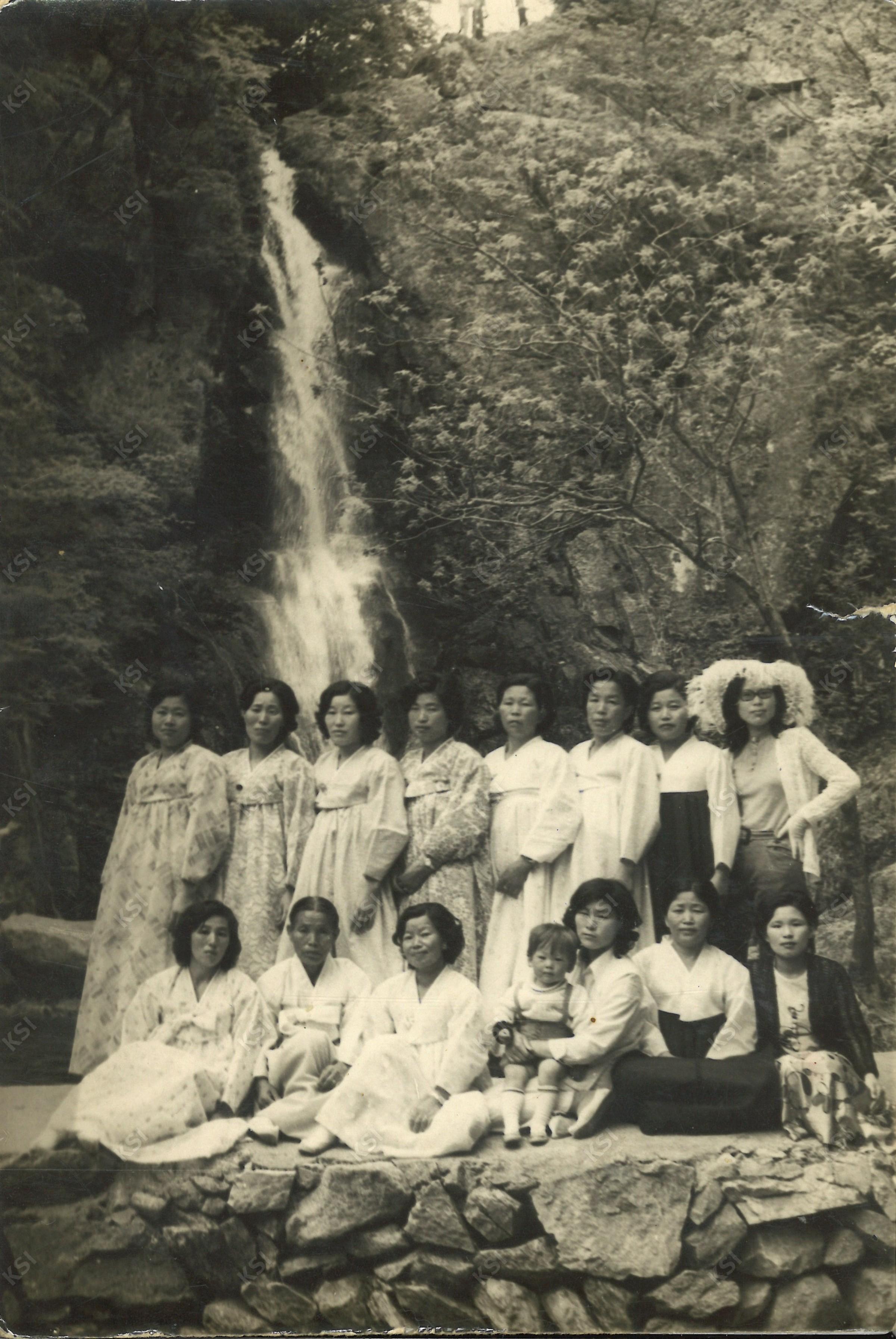 1972년 용상동 부녀회에서 야유회로 간 폭포 앞에서