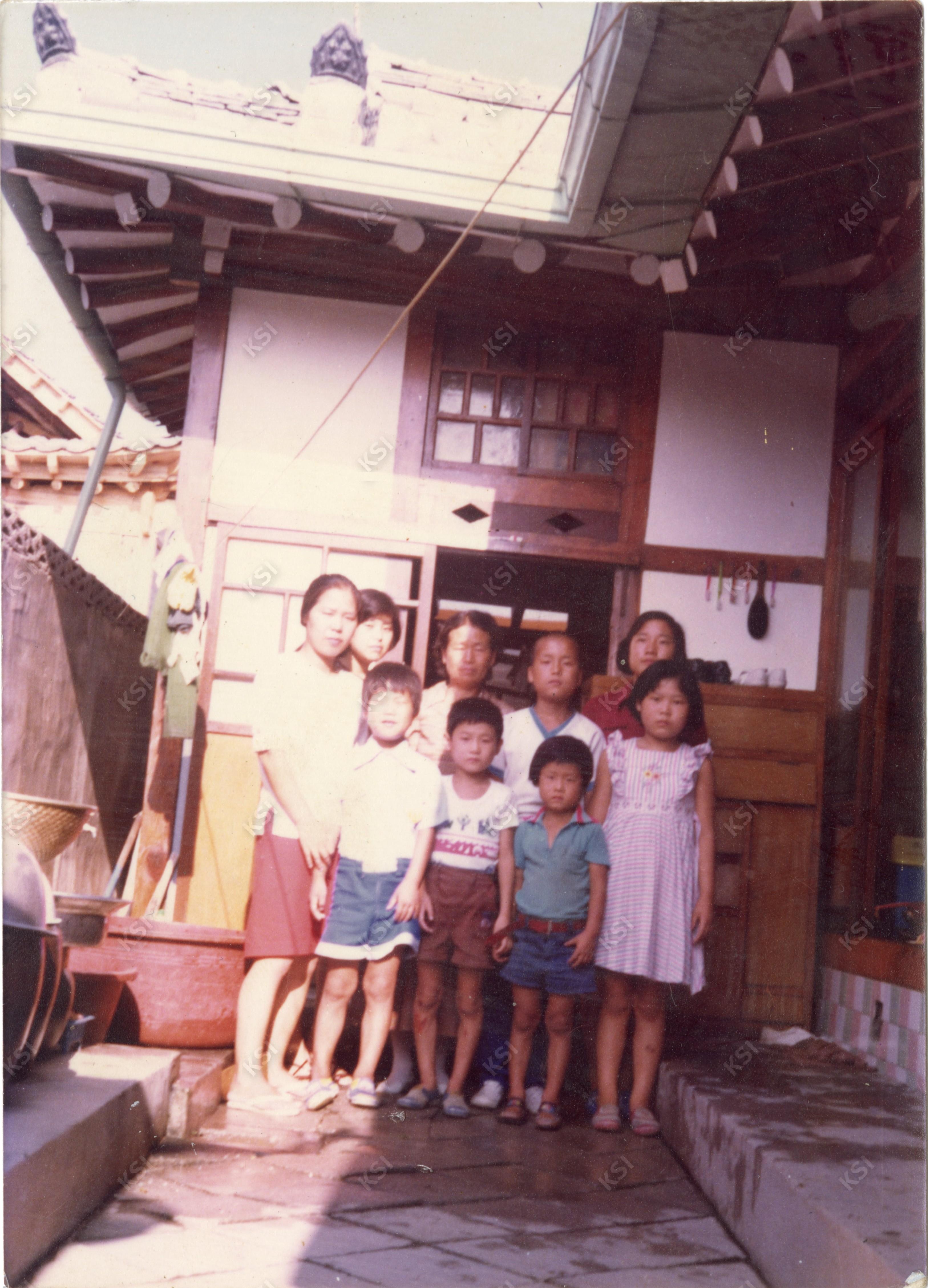 1970년대 영양 외갓집 마당에서