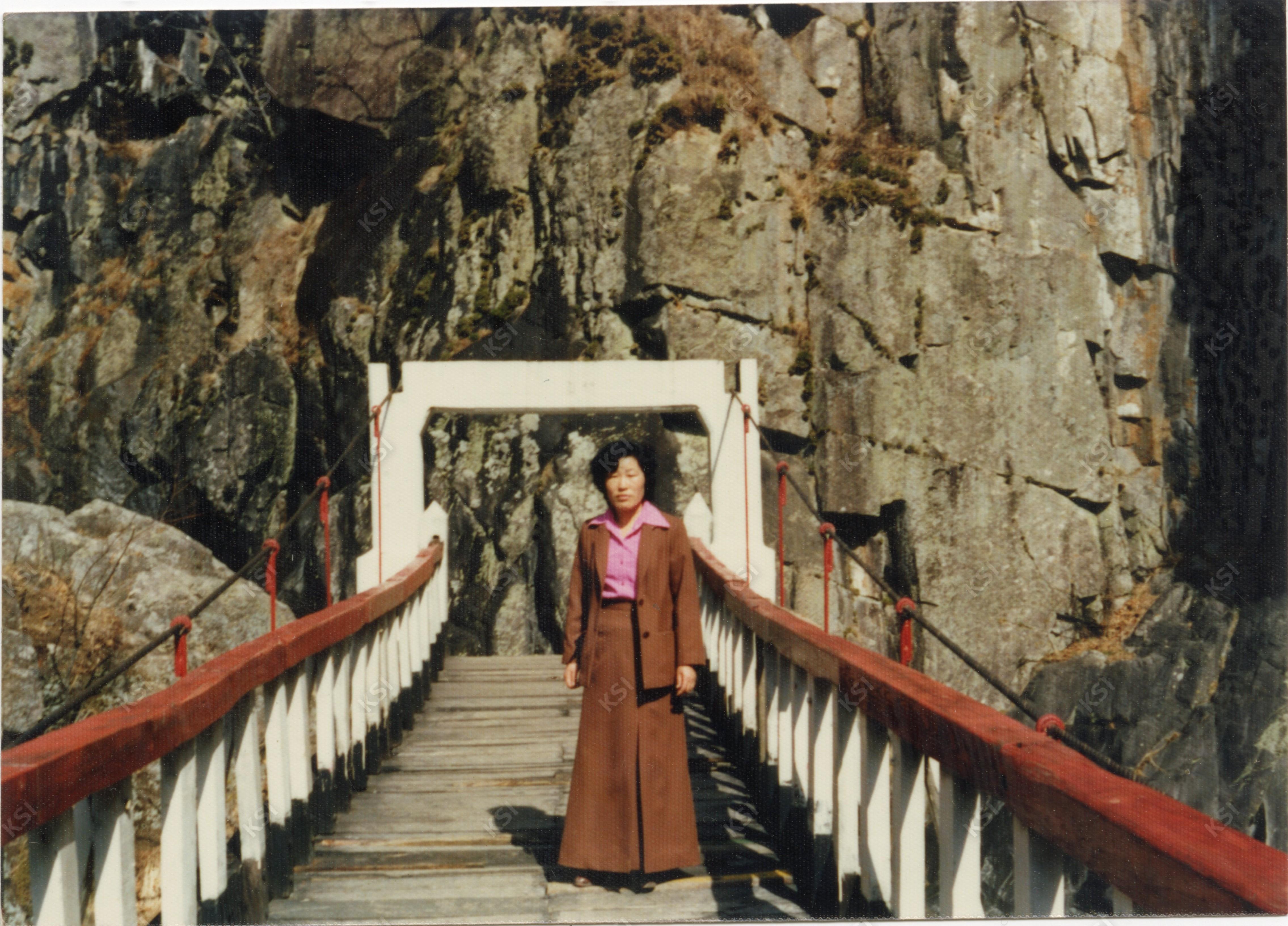 1980년대 출렁다리 위에서