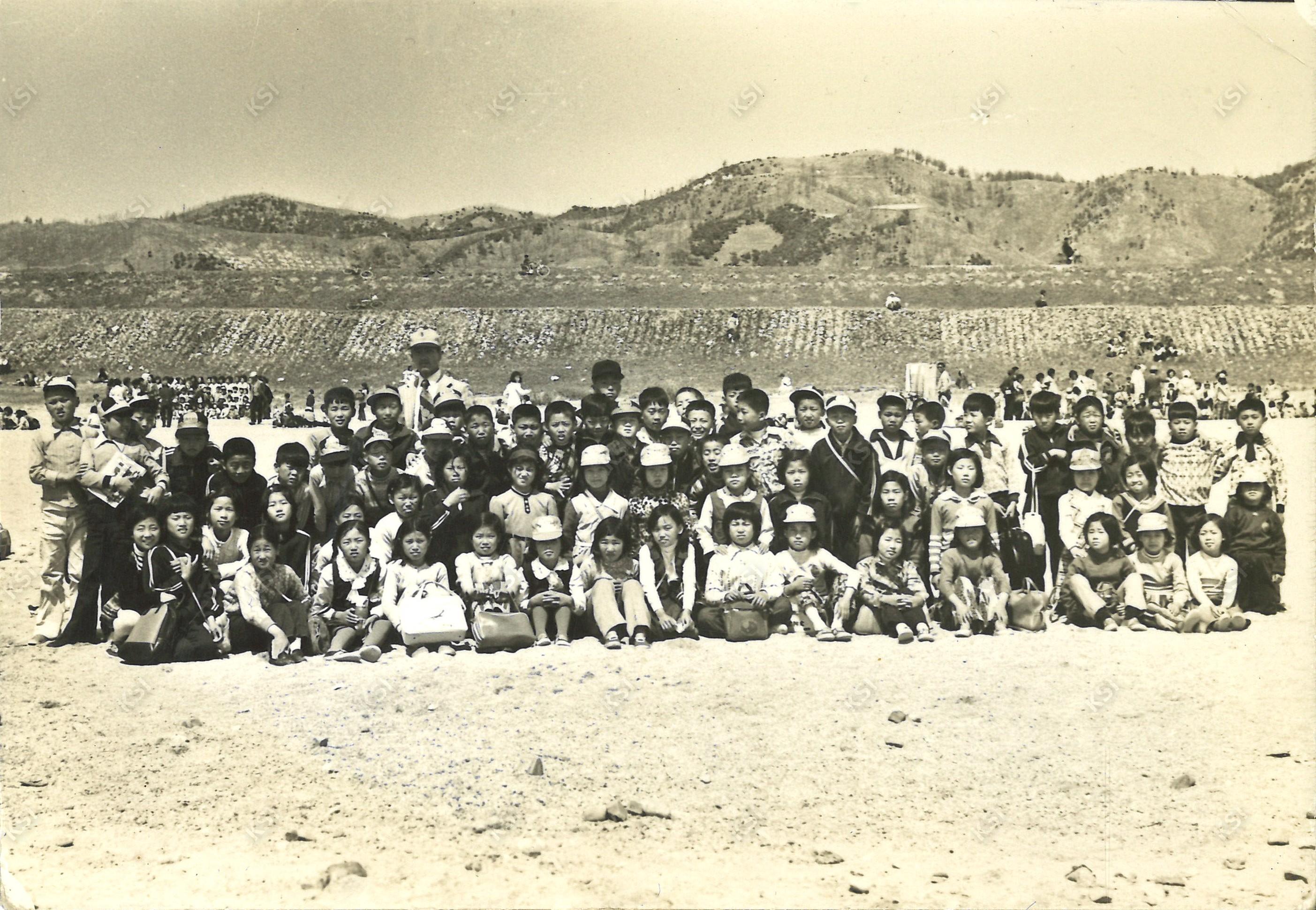 1971년 동부국민학교 정하동 백사장 소풍