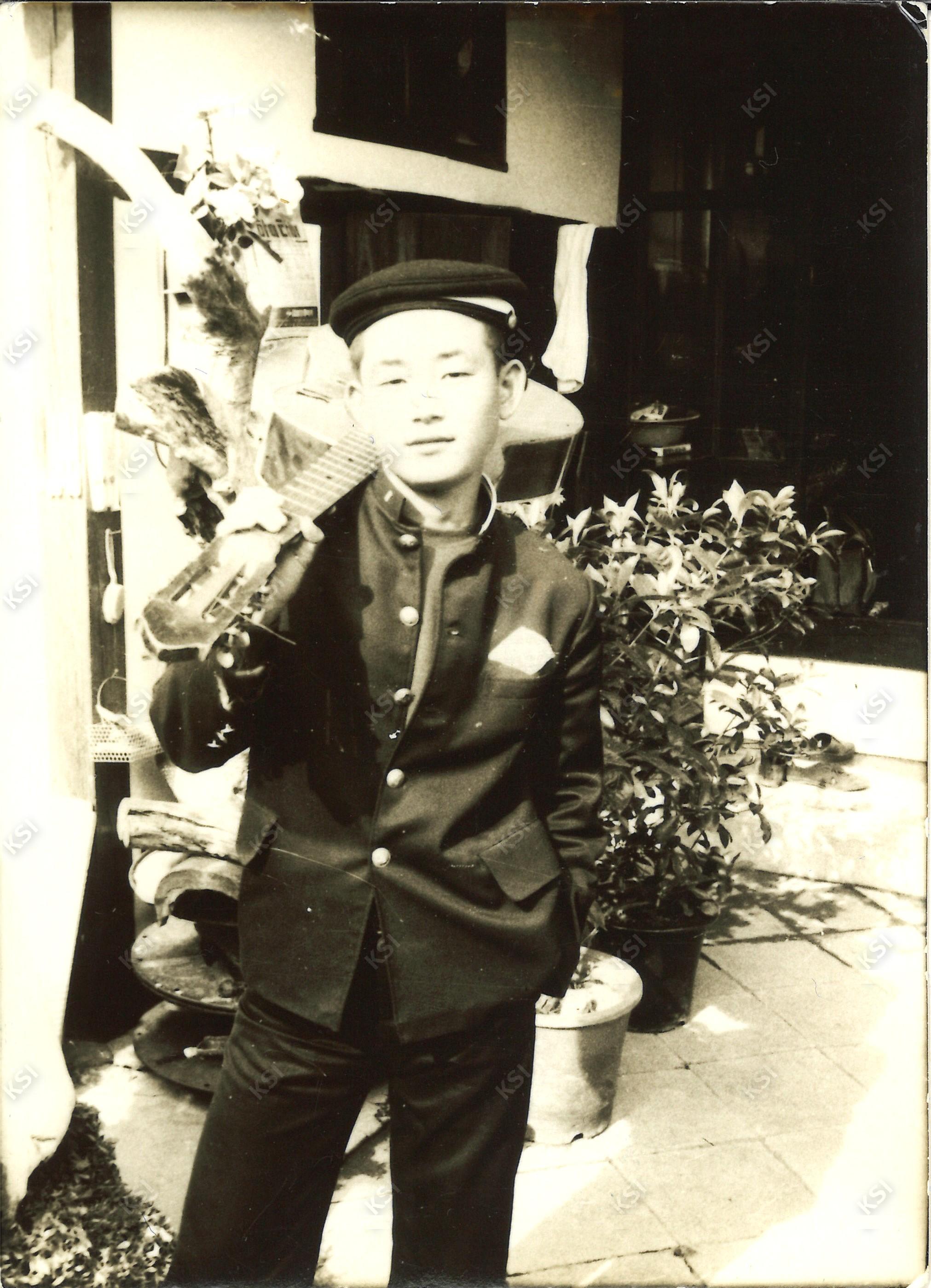 1968년 안동고등학교 재학 중이던 형부가 기타를 들고서