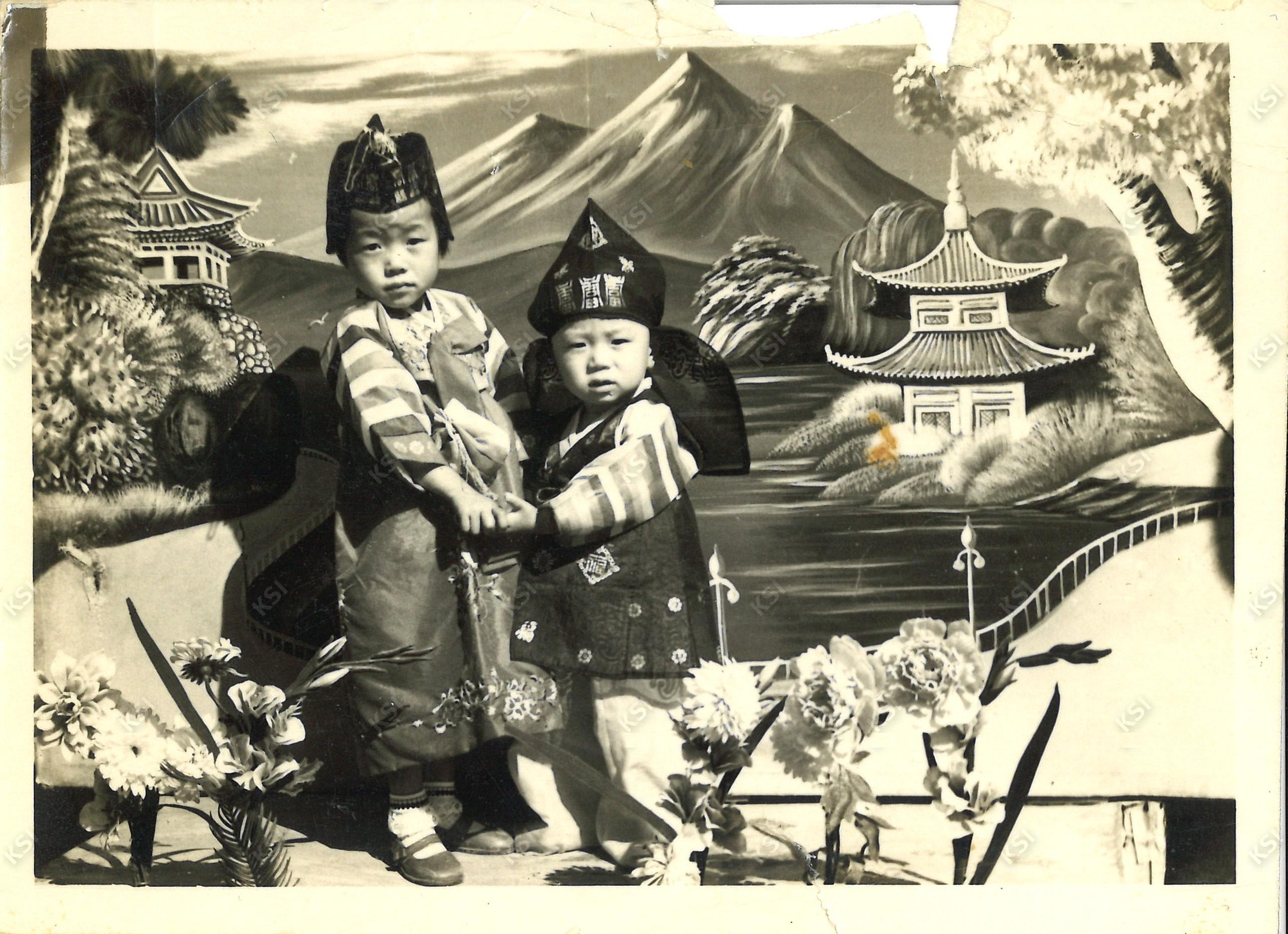 1970년경 남동생 돌 때 한복을 입은 남매