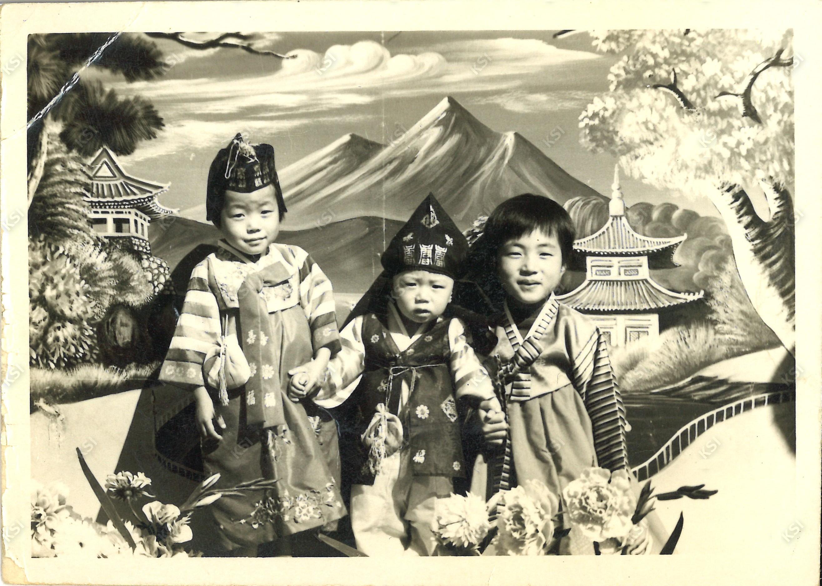 1970년경 남동생 돌 때 한복을 입은 삼남매