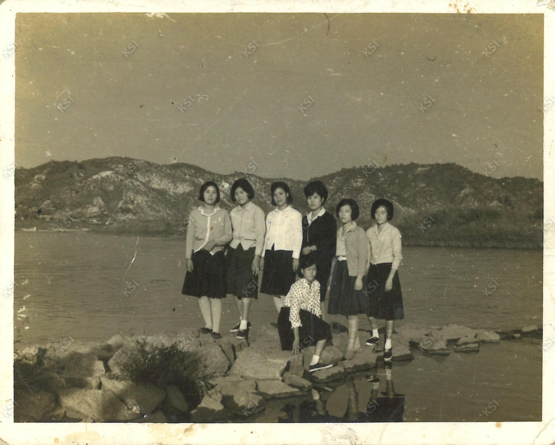 1960년대 초반 친구들과 예안 강가 나들이