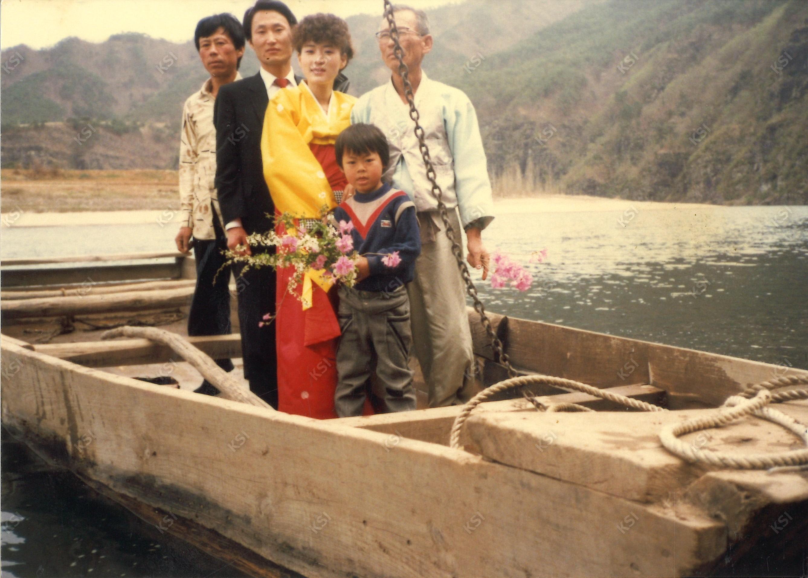1986년 도산국민학교 앞 강에 있었던 줄배를 탄 가족들