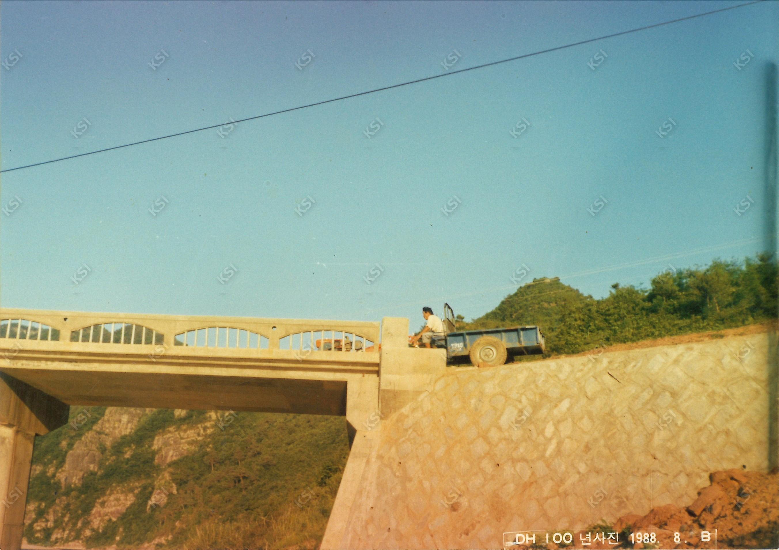 1988년 8월 도산 다리를 지나는 경운기