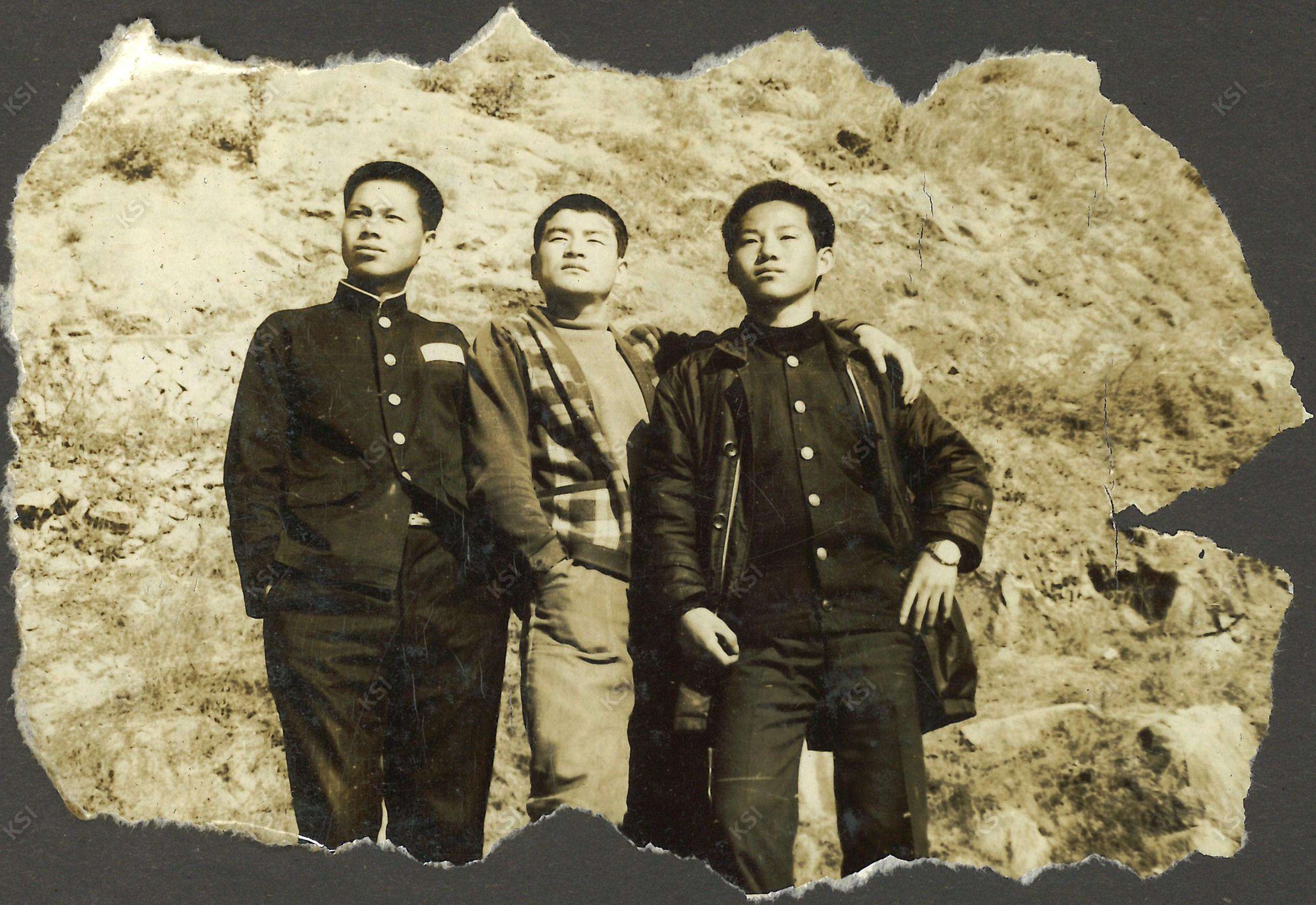 1969~1971년경 고향 마을 와룡의 바위 위에서 친구들과