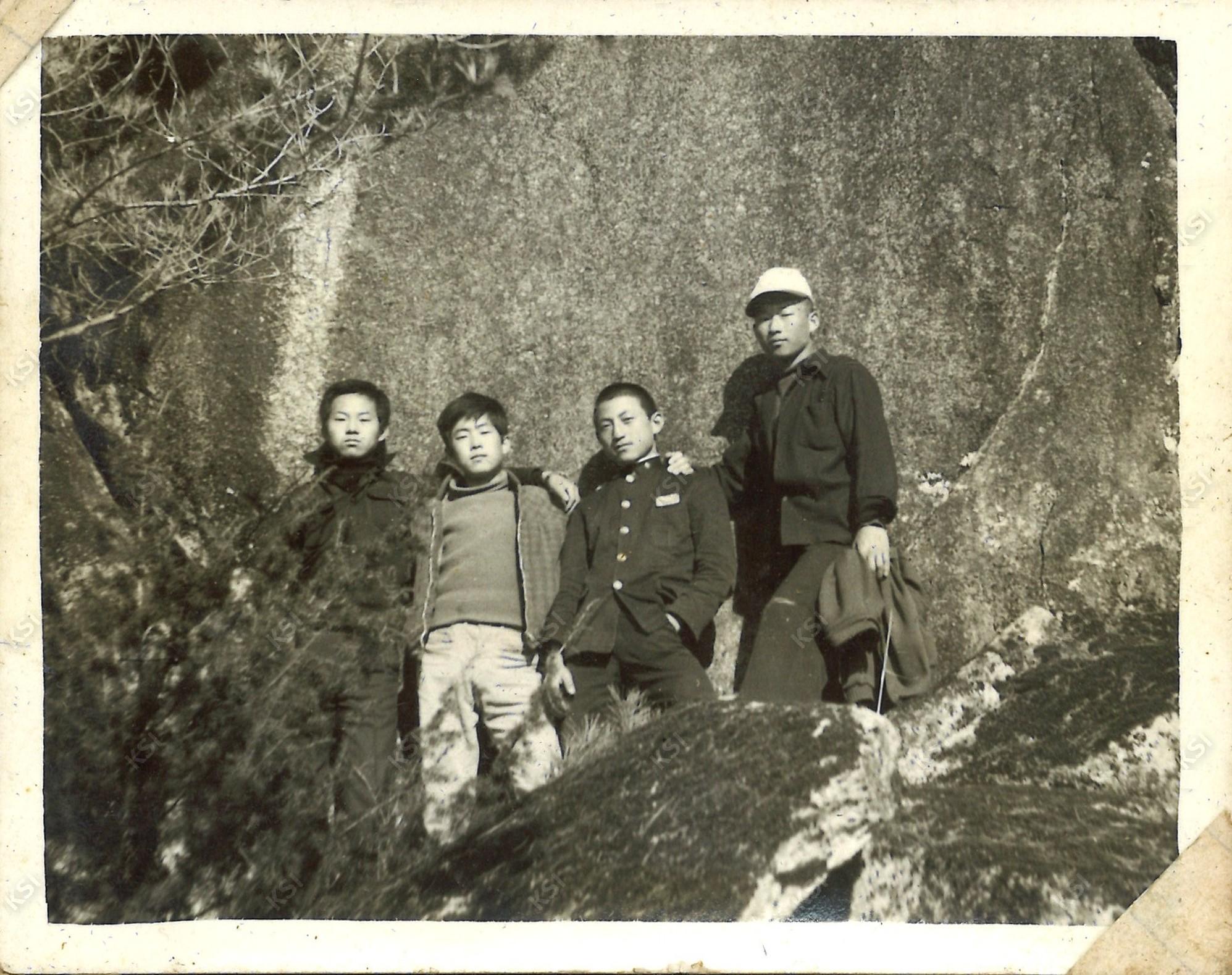 1969~1971년경 고향 마을 와룡의 바위 위에서 친구들과