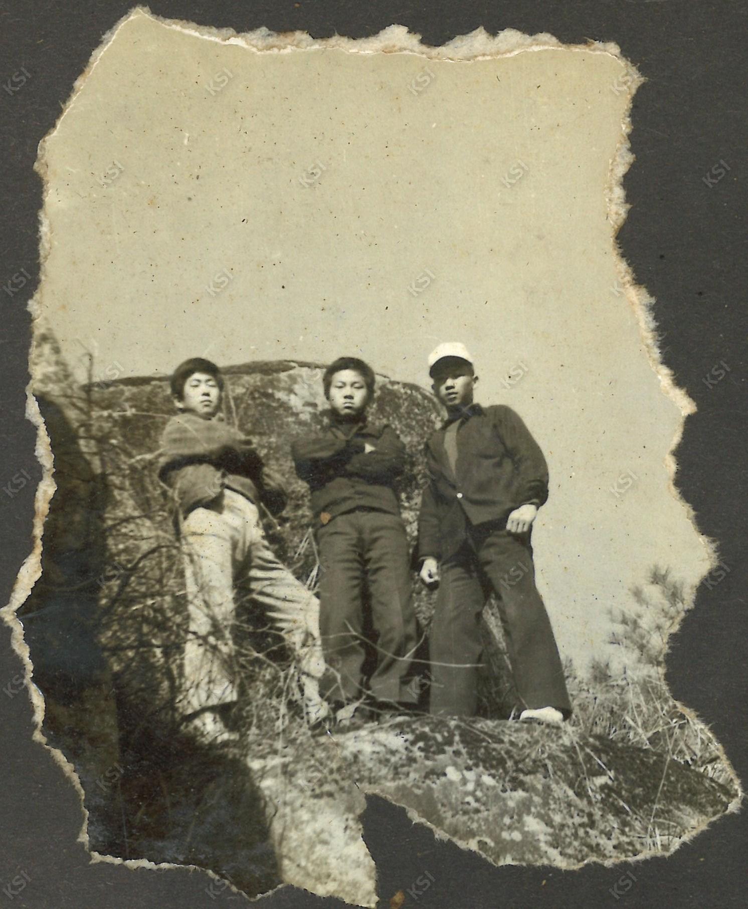 1969~1971년경 고향 마을 와룡의 바위 위에서 친구들과