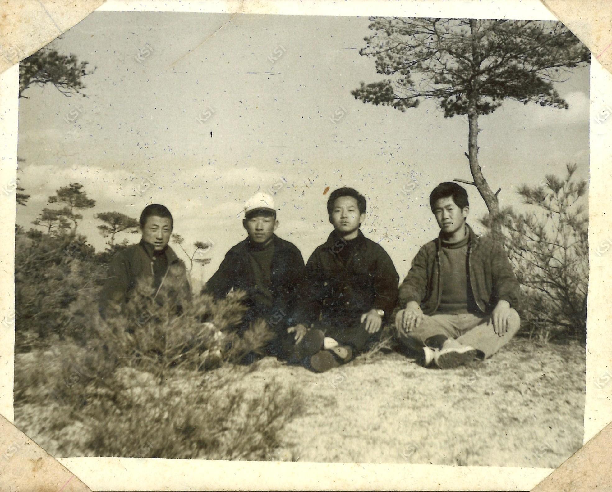 1969~1971년경 고향 마을 와룡의 바위 위에서 친구들과
