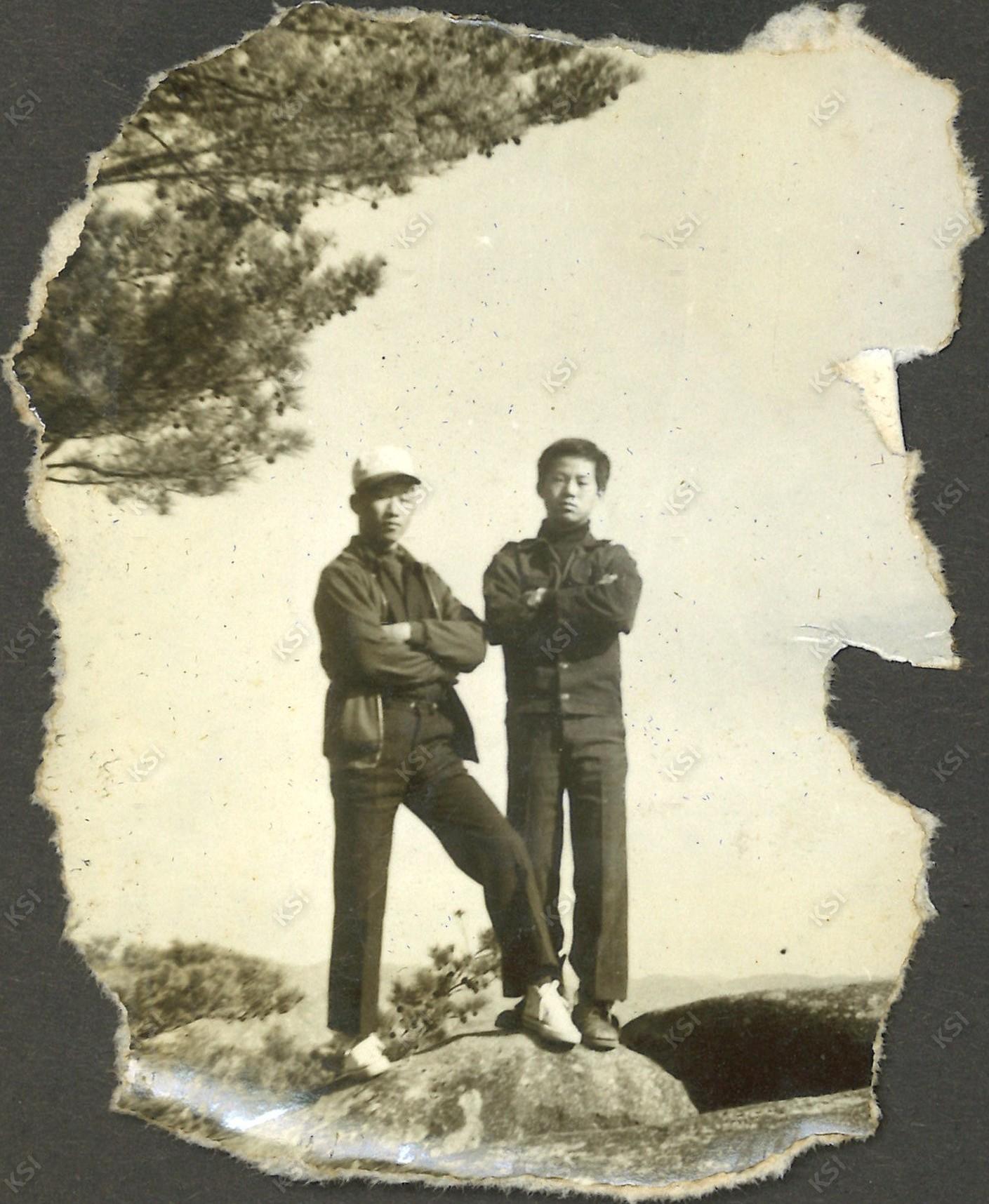 1969~1971년경 안동고등학교 재학 시절 고향 마을 와룡의 바위 위에서 친구들과
