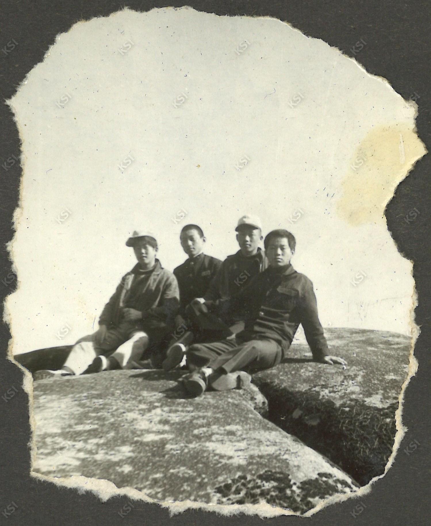 1969~1971년경 고향 마을 와룡의 바위 위에서 친구들과
