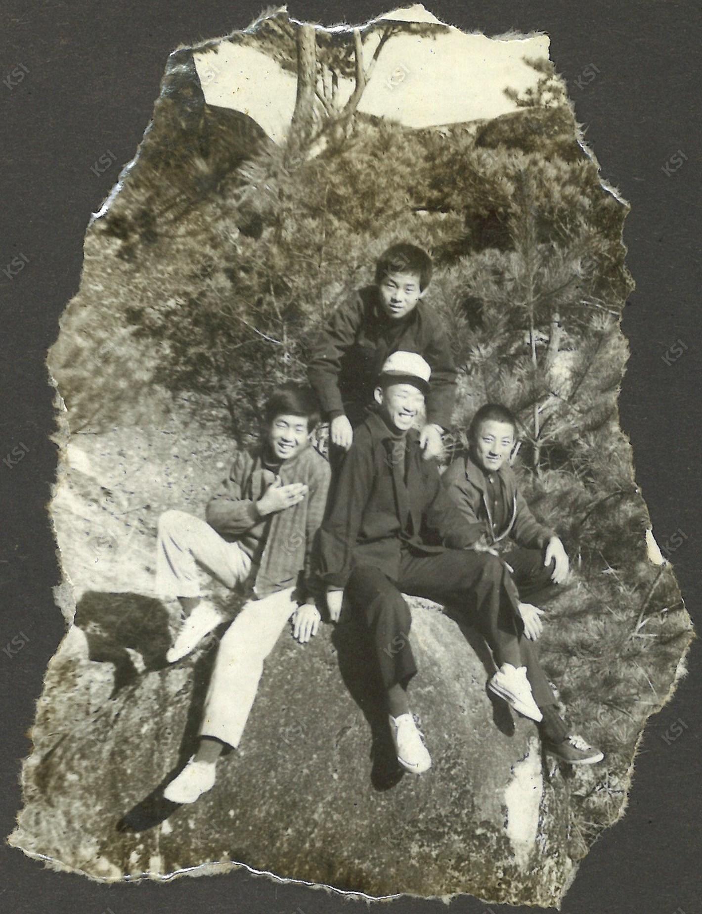 1969~1971년경 고향 마을 와룡의 바위 위에서