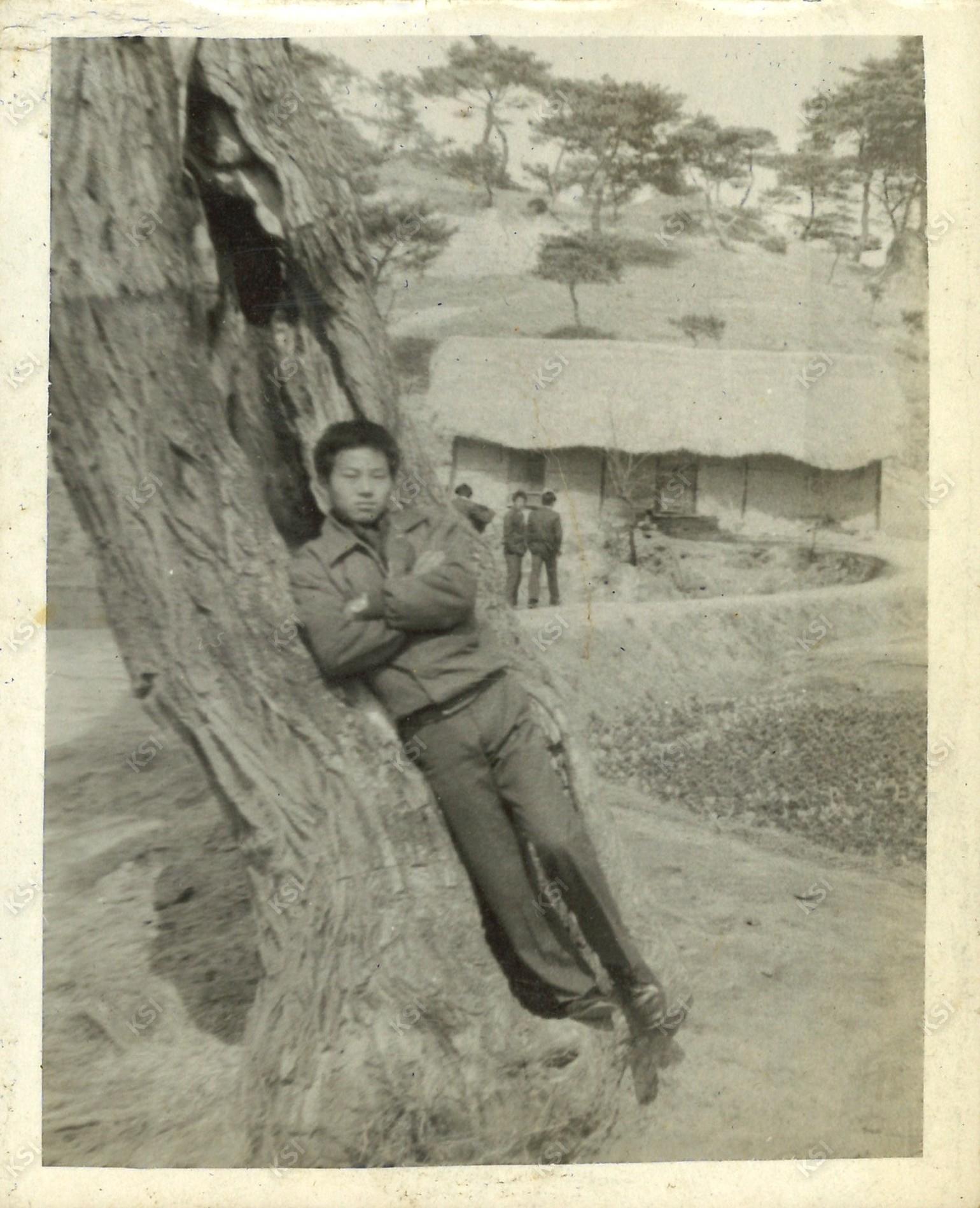 1969~1971년경 고향 마을(와룡) 앞 버드나무에 기대어
