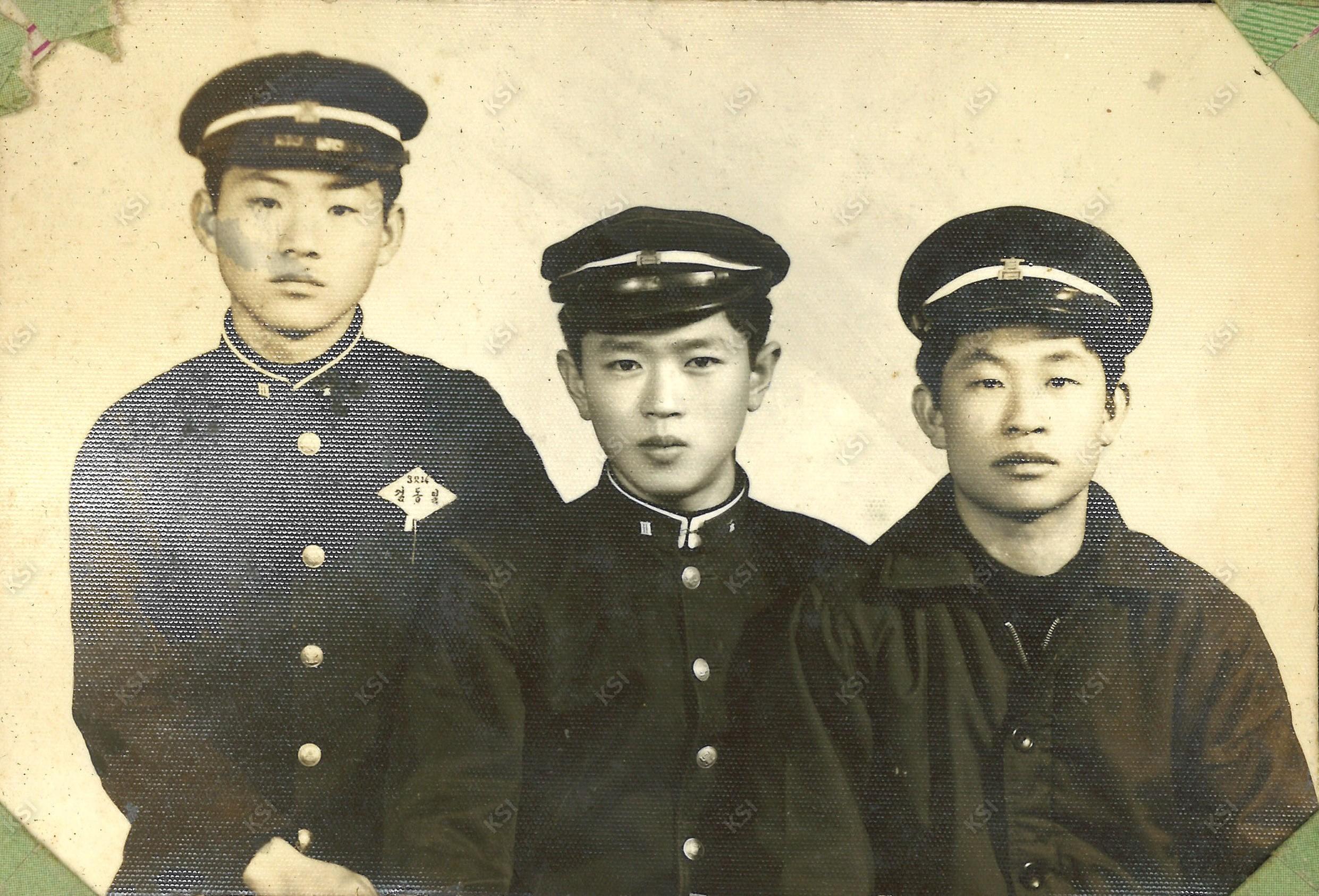 1969~1971년경 교복과 교모를 갖춰입고 동학들과 함께