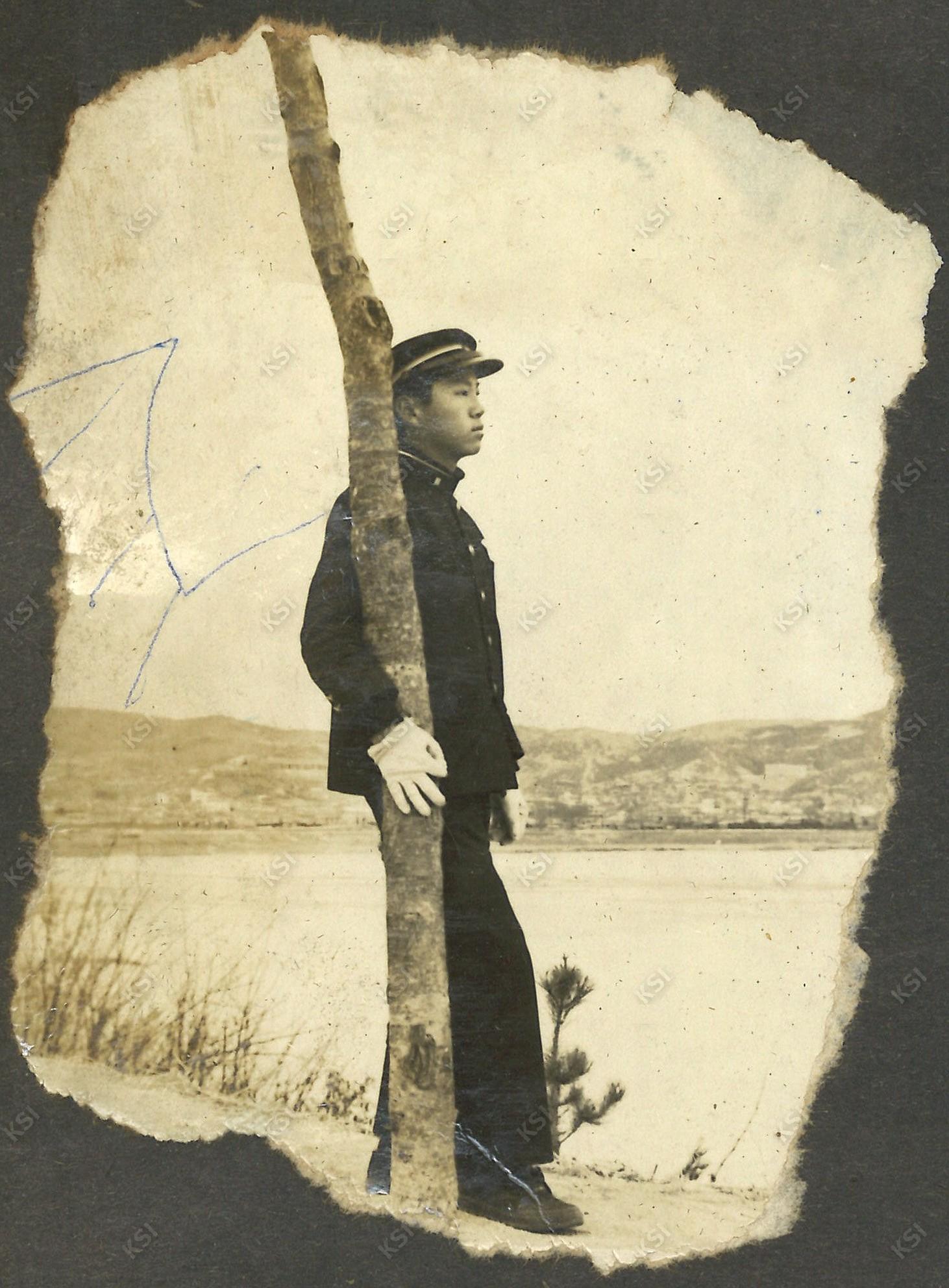 1969~1971년경 영호루 인근 언덕 나무에 기대어
