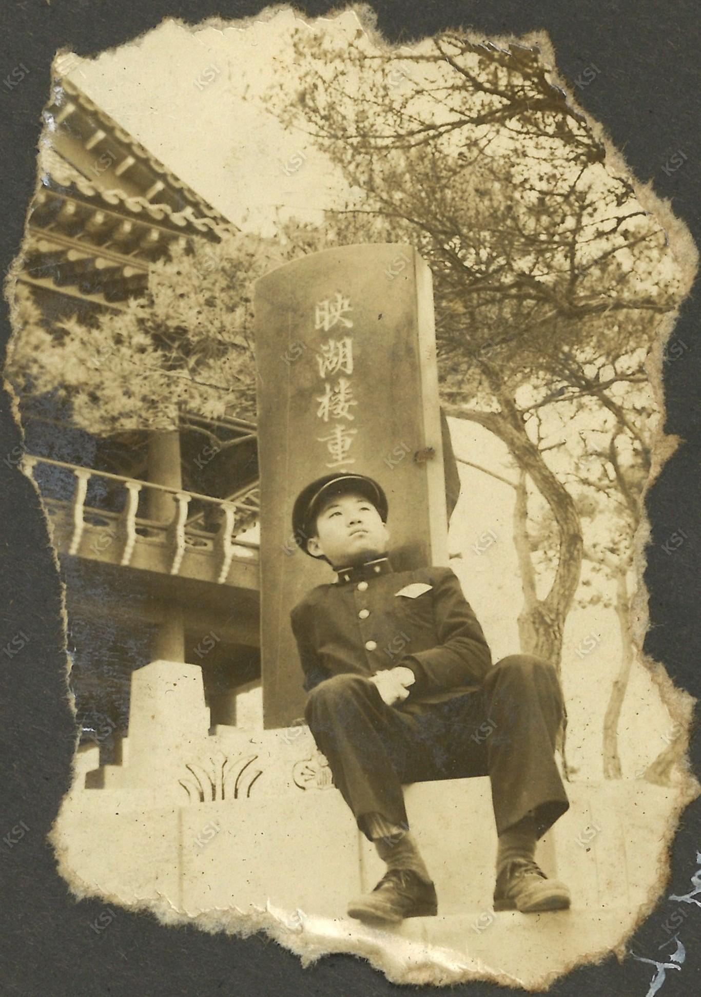 1969~1971년경 영호루중건기념비 앞에서