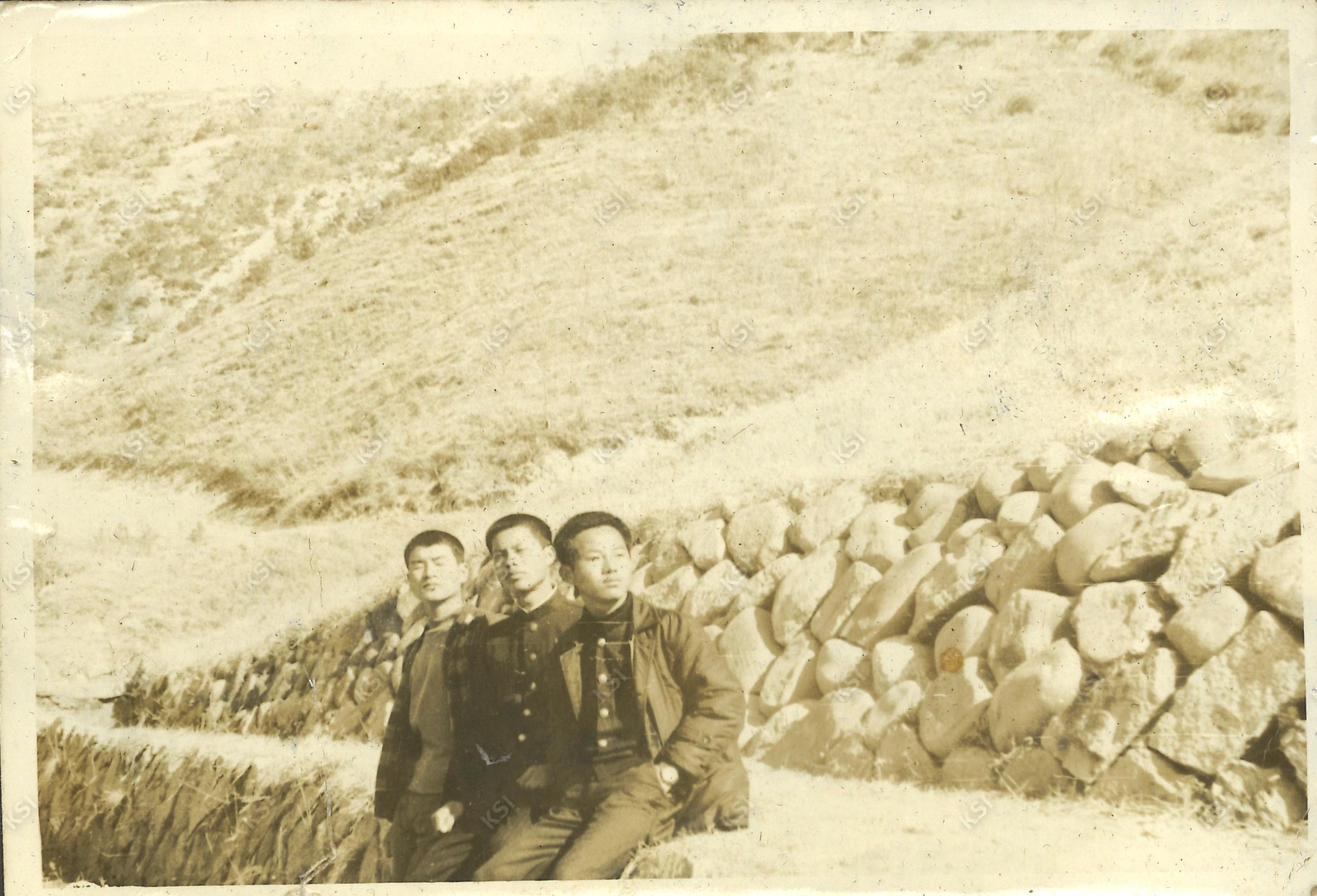1969~1971년경 예안에 있던 안동석빙고 인근에서 친구들과