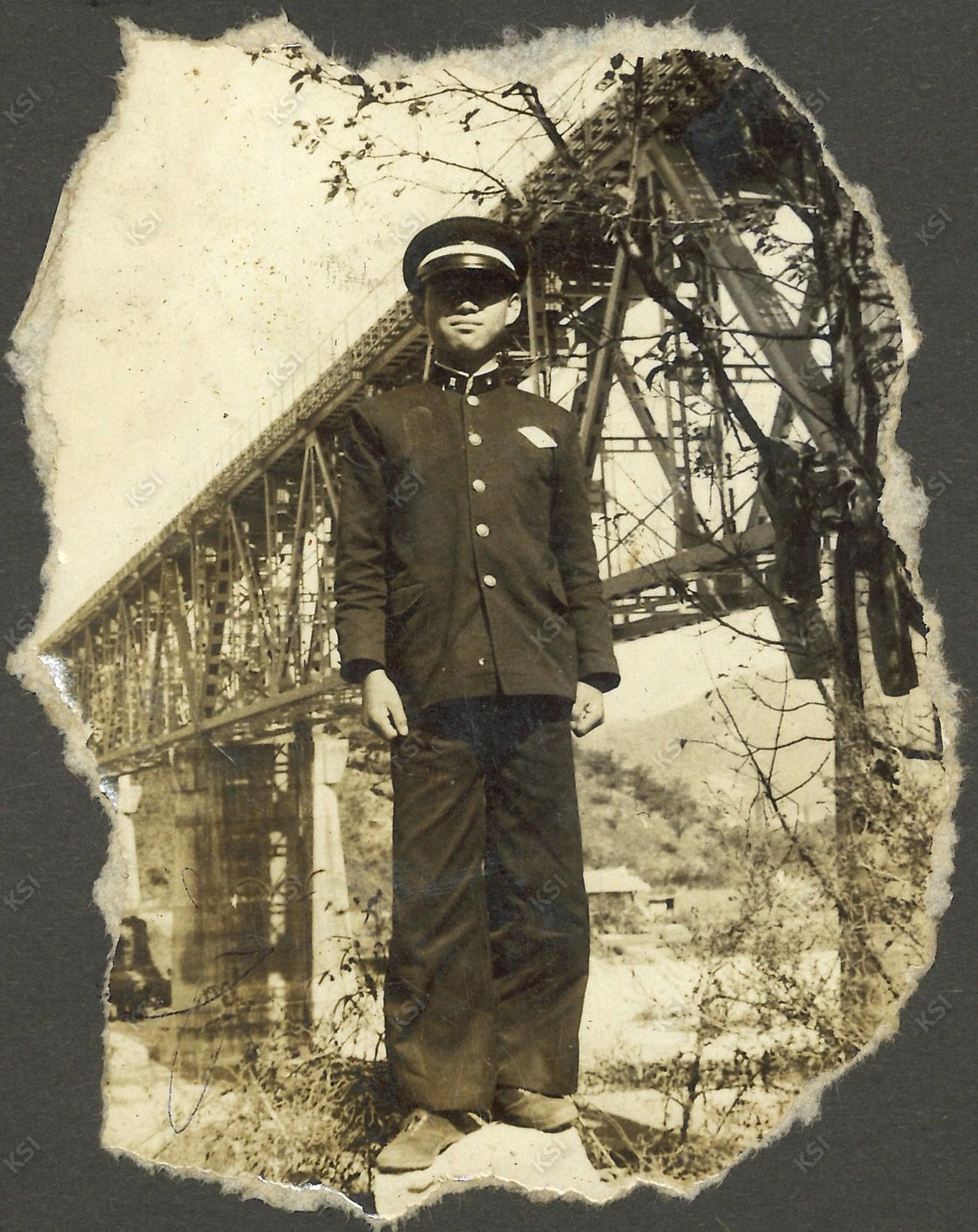 1969~1971년경 안동고등학교 재학 시절 진모래 철교(성락철교)를 배경으로