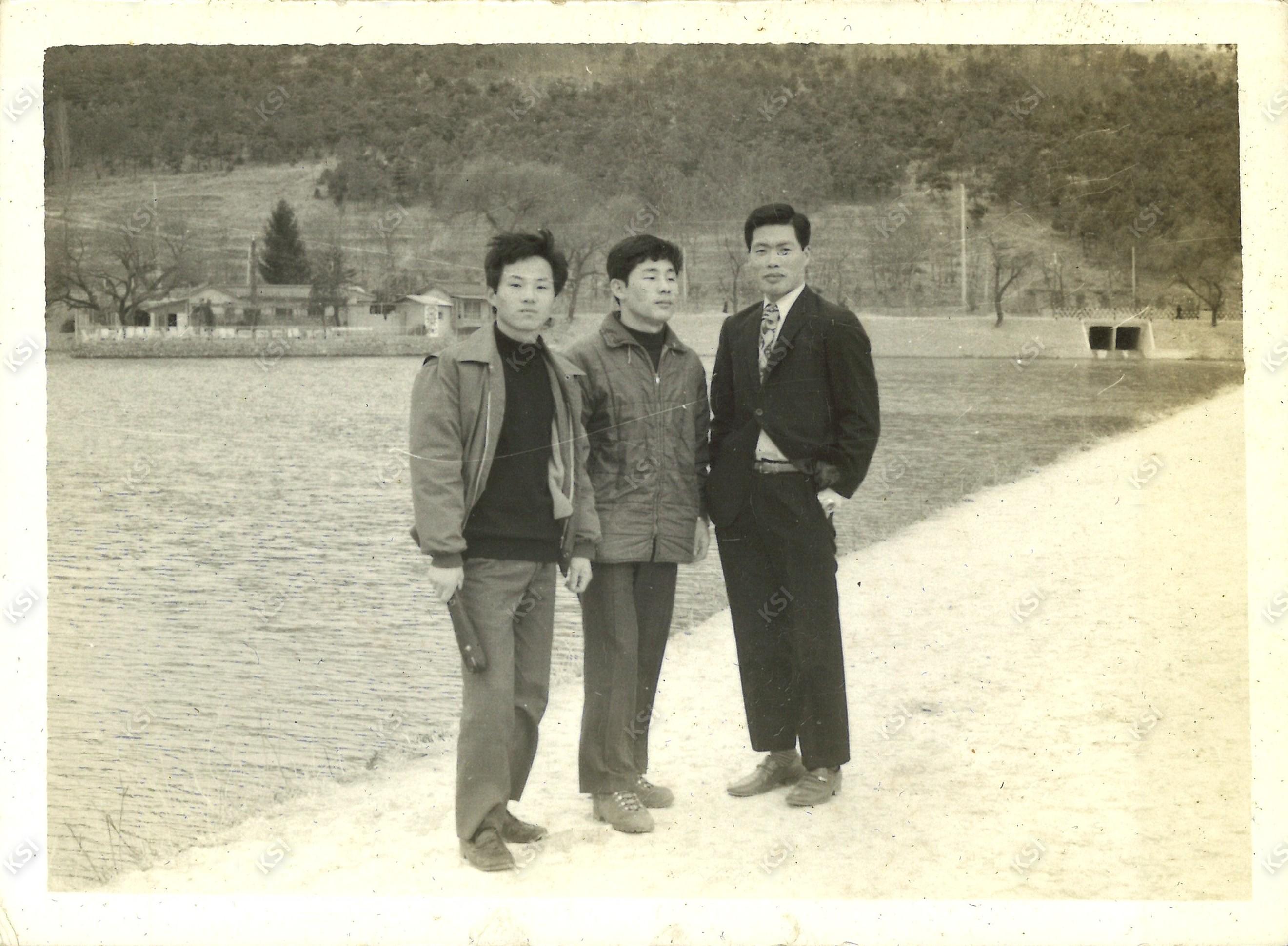 1970년대 초중반 대구 수성못 유원지에서