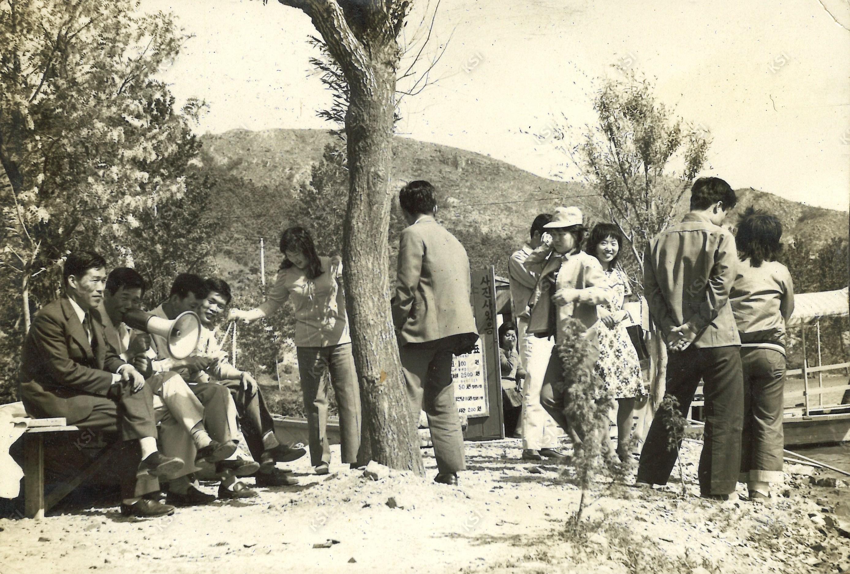 1970년대 초중반 대구 수성못 유원지에서