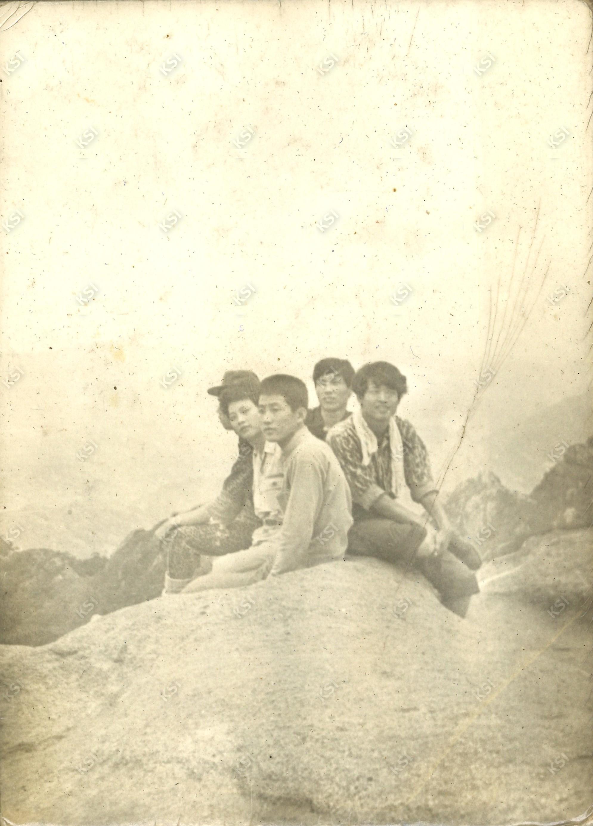 1970년대 초중반 산 정상에서 너럭바위에 앉아