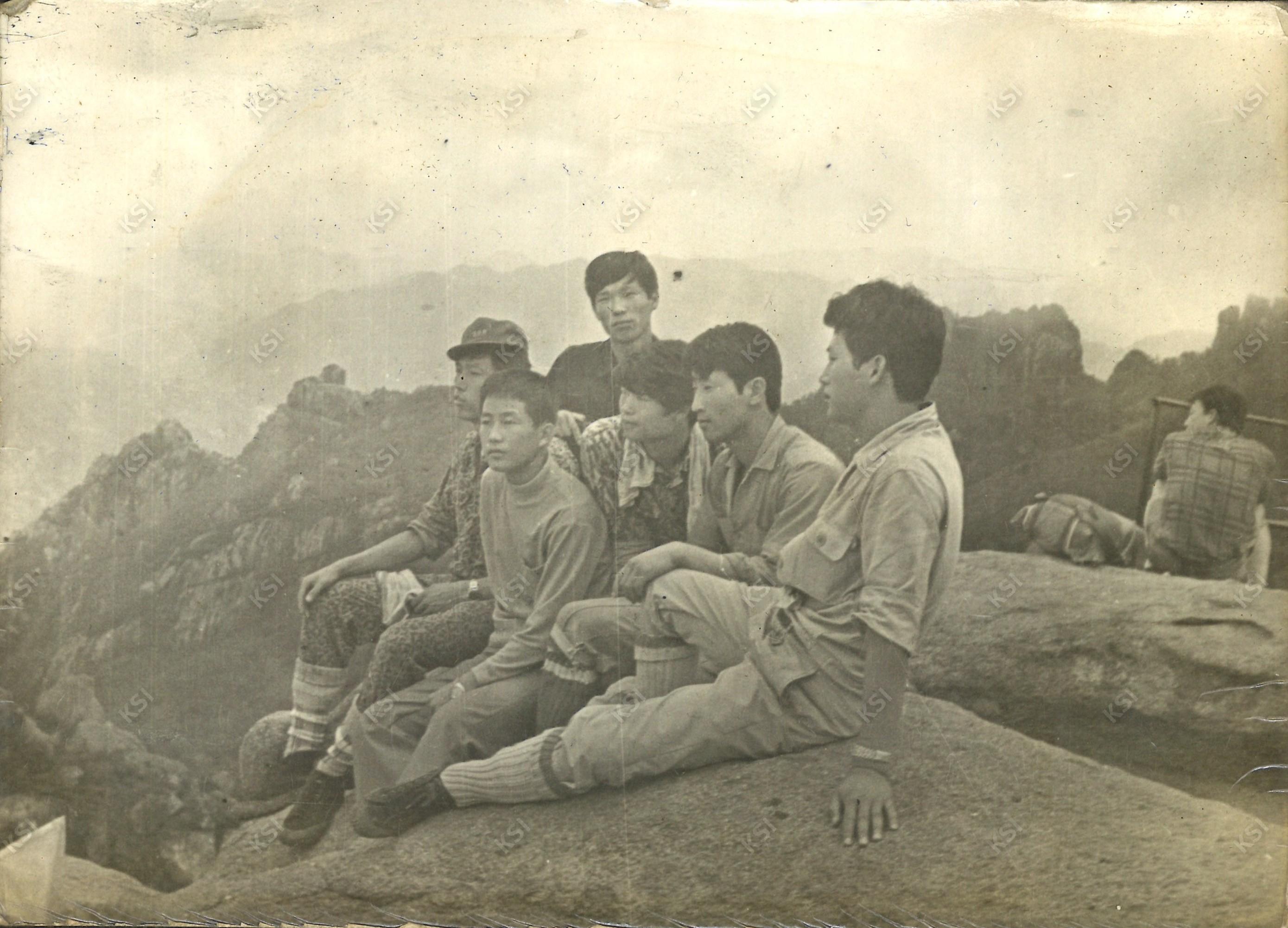 1970년대 초중반 산 정상에서 너럭바위에 앉아