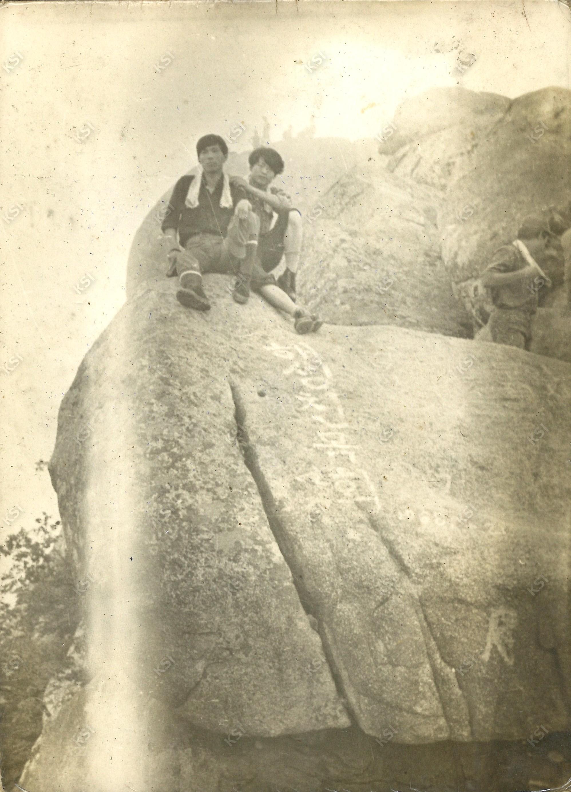 1970년대 초중반 산 정상에서 바위에 앉아