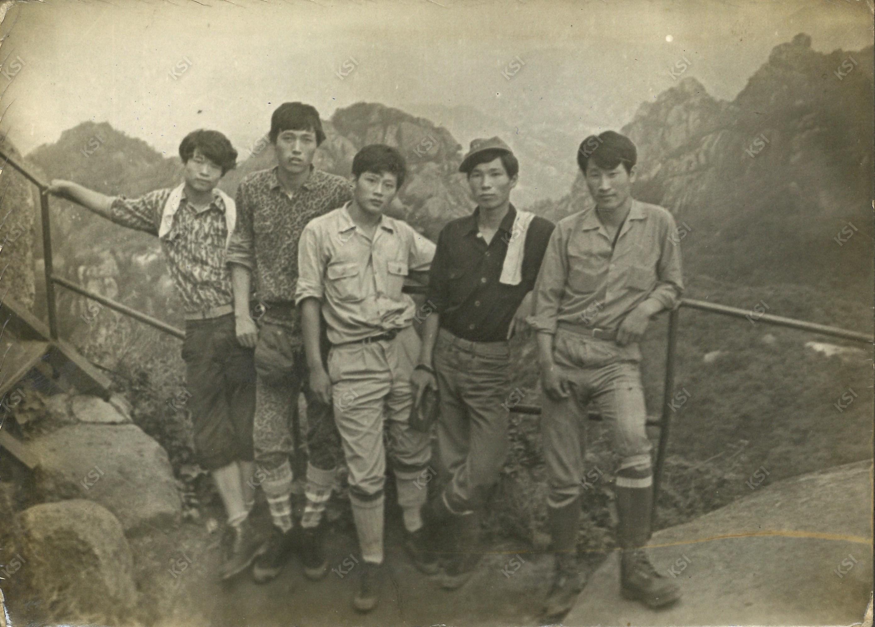 1970년대 초중반 산 정상으로 향하는 길목에서