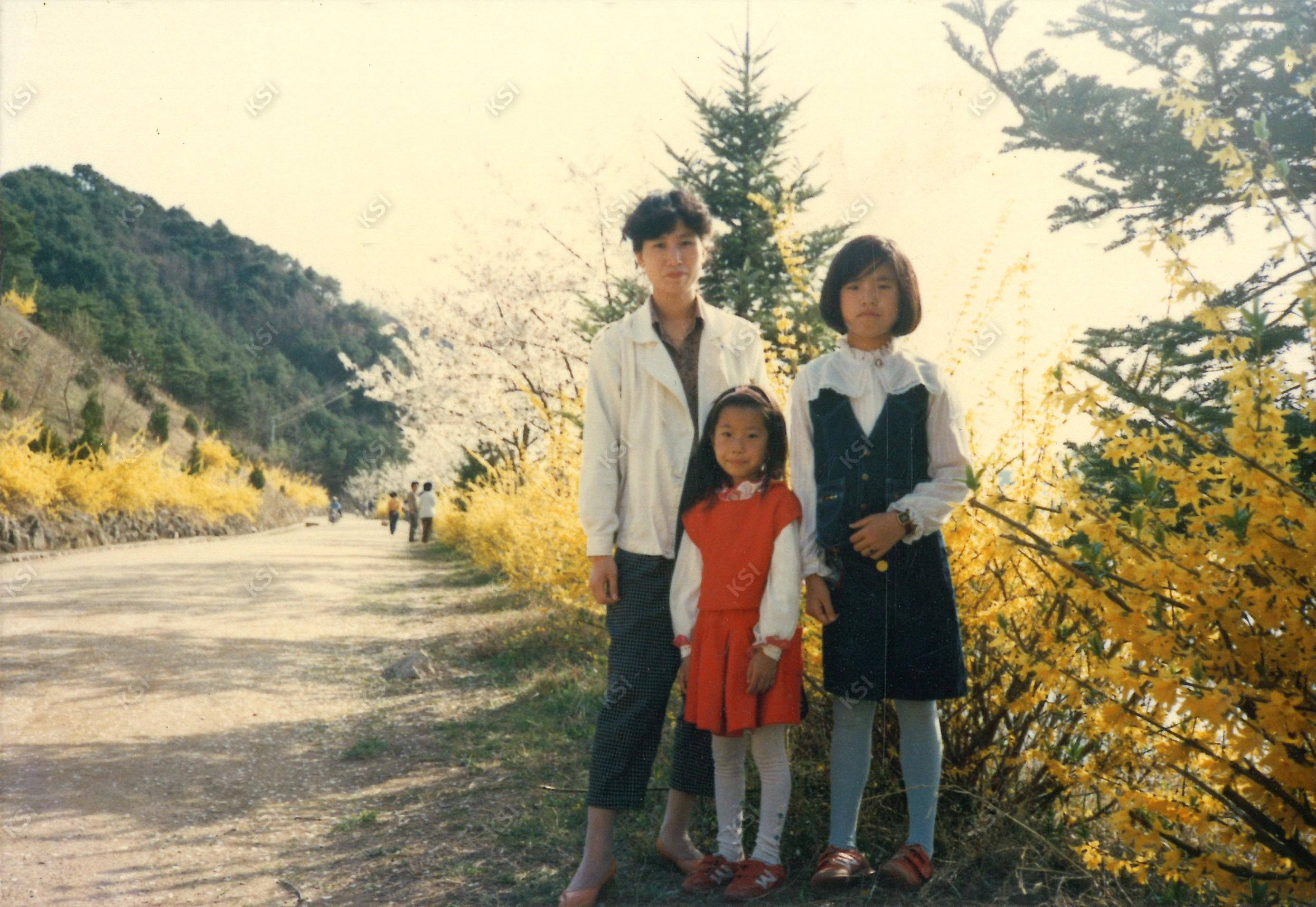 1985년 4월 안동댐 벚꽃길에서