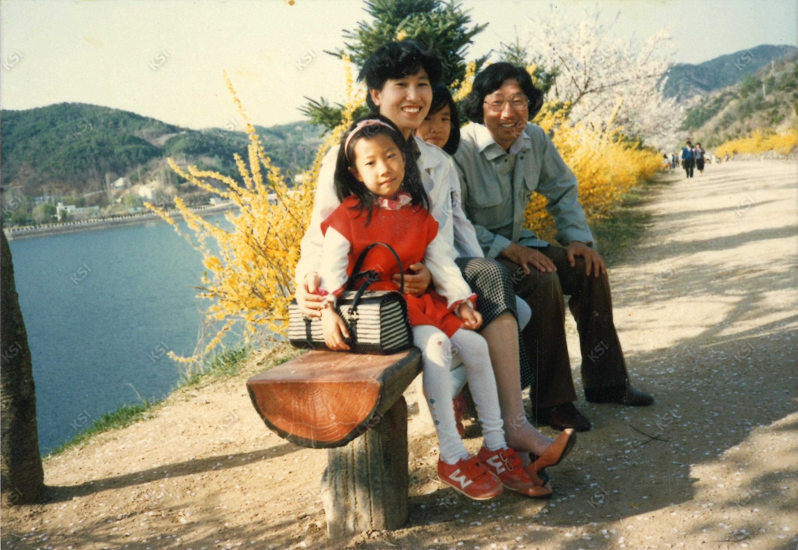 1985년 4월 안동댐 벚꽃길에서